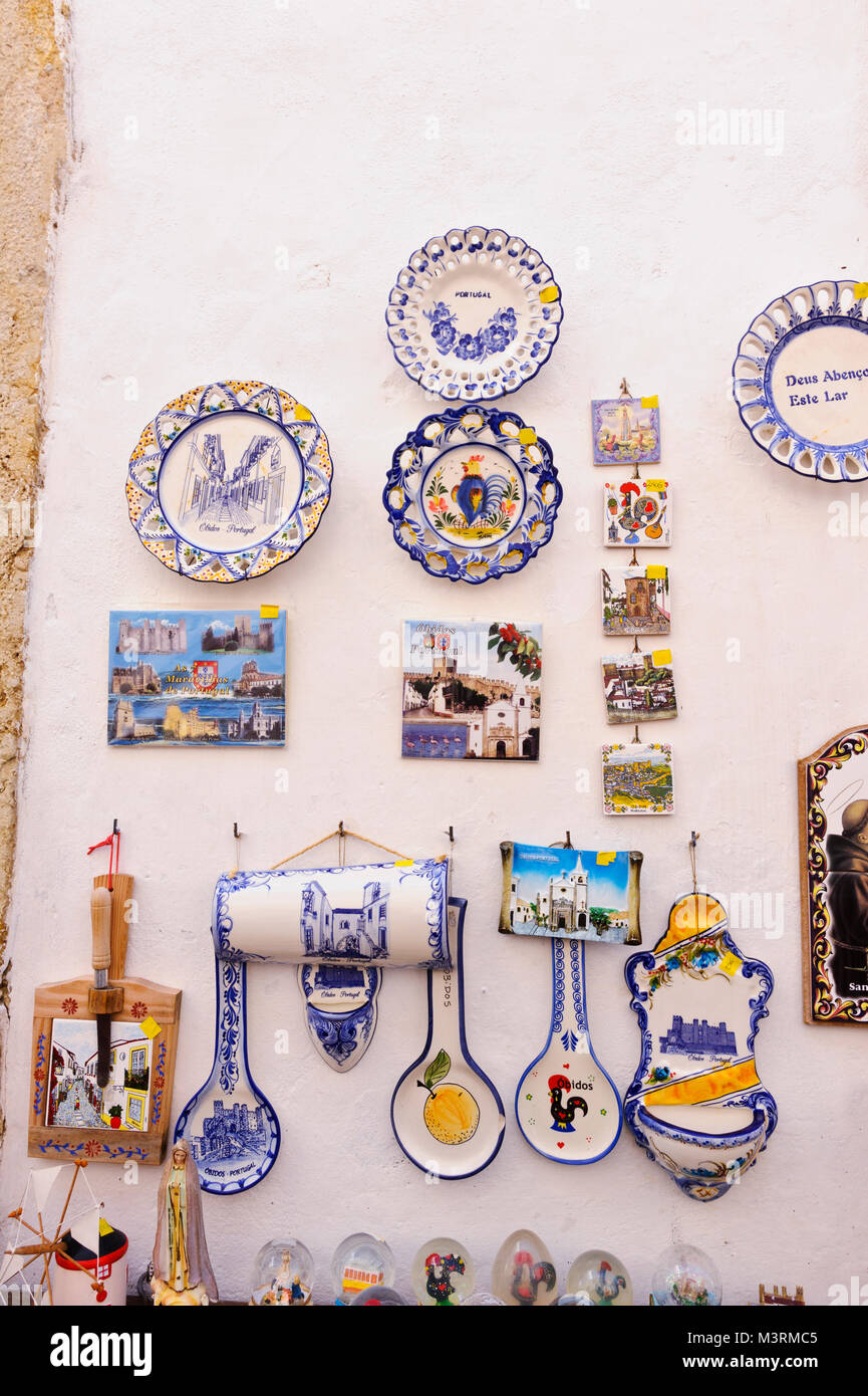 Bunte Handwerk Tonwaren auf Verkauf in Obidos, Portugal Stockfoto