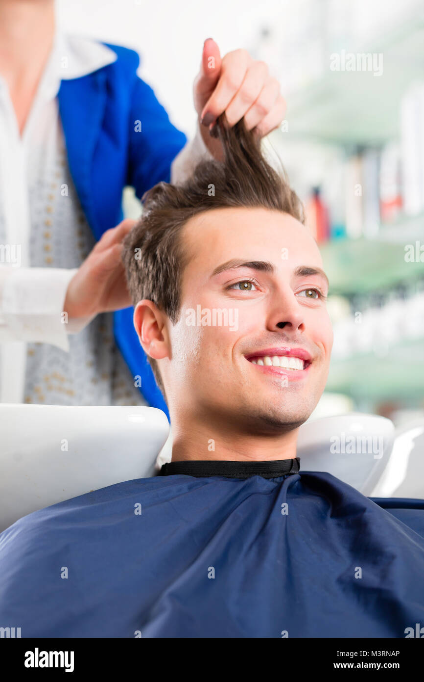 Weibliche coiffeur waschen Männer Haare Friseur Stockfoto