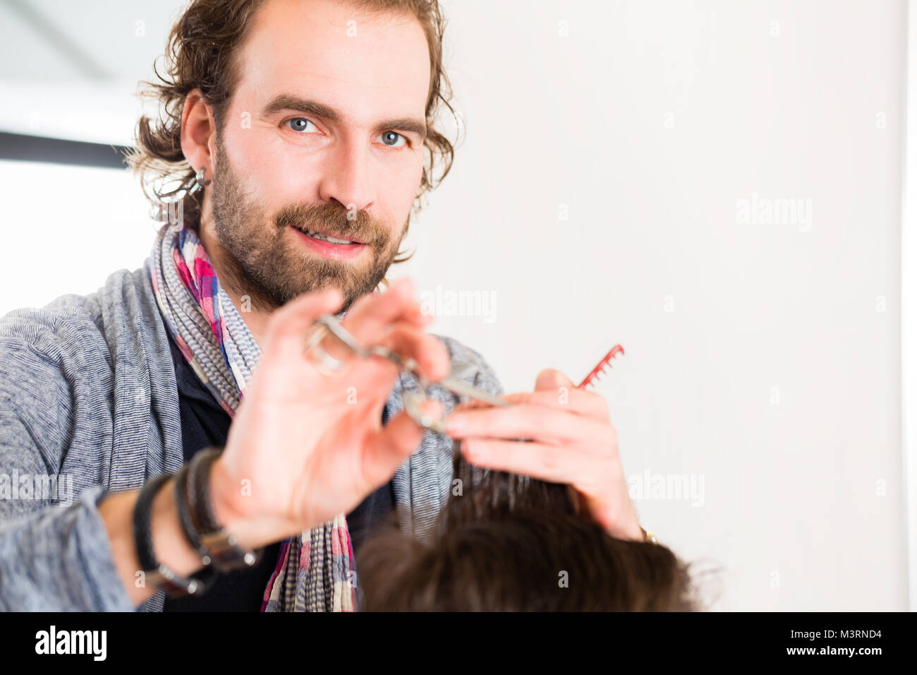 Friseur Schneiden von synthetischen Haar in haircutter Shop Stockfoto