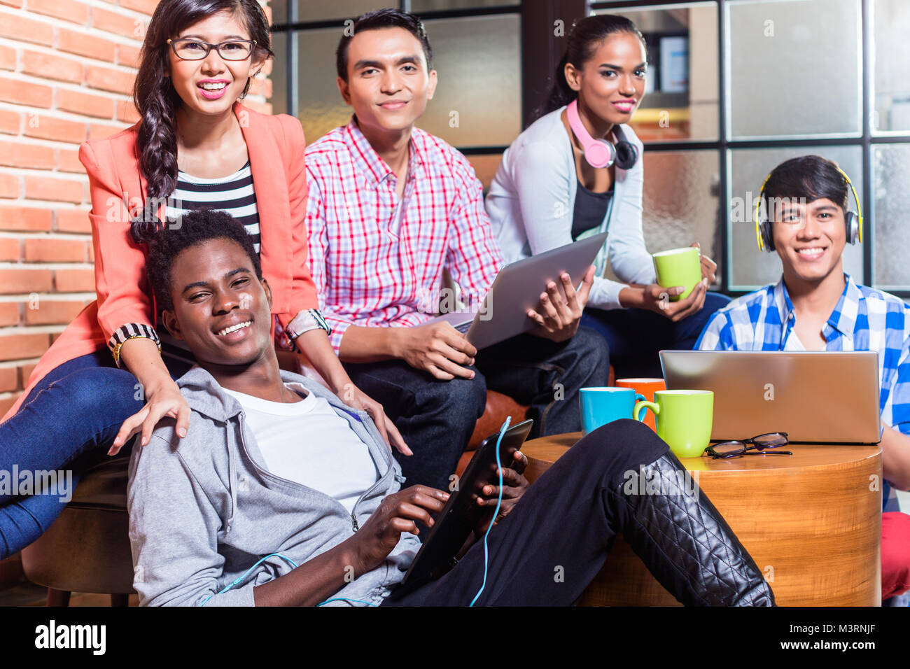 Gruppe von Vielfalt Studenten lernen auf dem Campus Stockfoto
