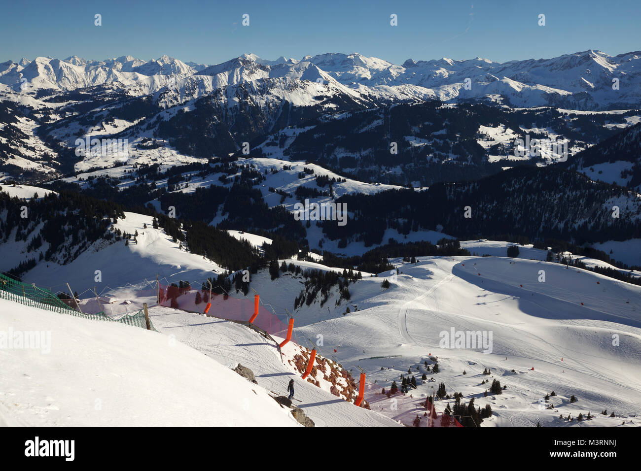 Skipiste der Gstaad Bereich von Videmanette, Saanen, Berner Alpen, Schweiz Stockfoto