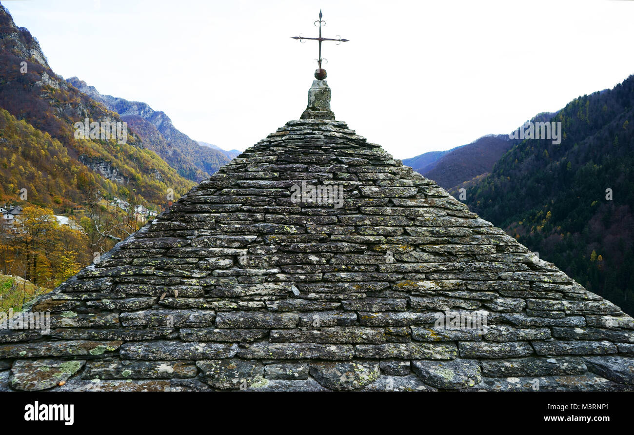 Konisch geformte Stein Dach ofchapel im Val Onsernone, Stadt Comologno, Tessin, Schweiz Stockfoto