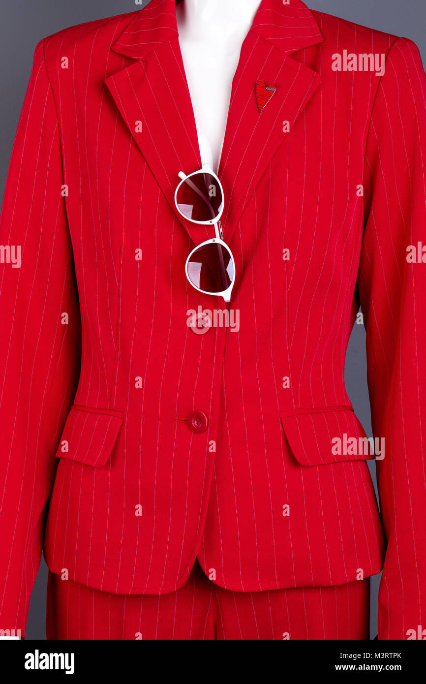 Close up rot Frauen Blazer mit Sonnenbrille. Stockfoto
