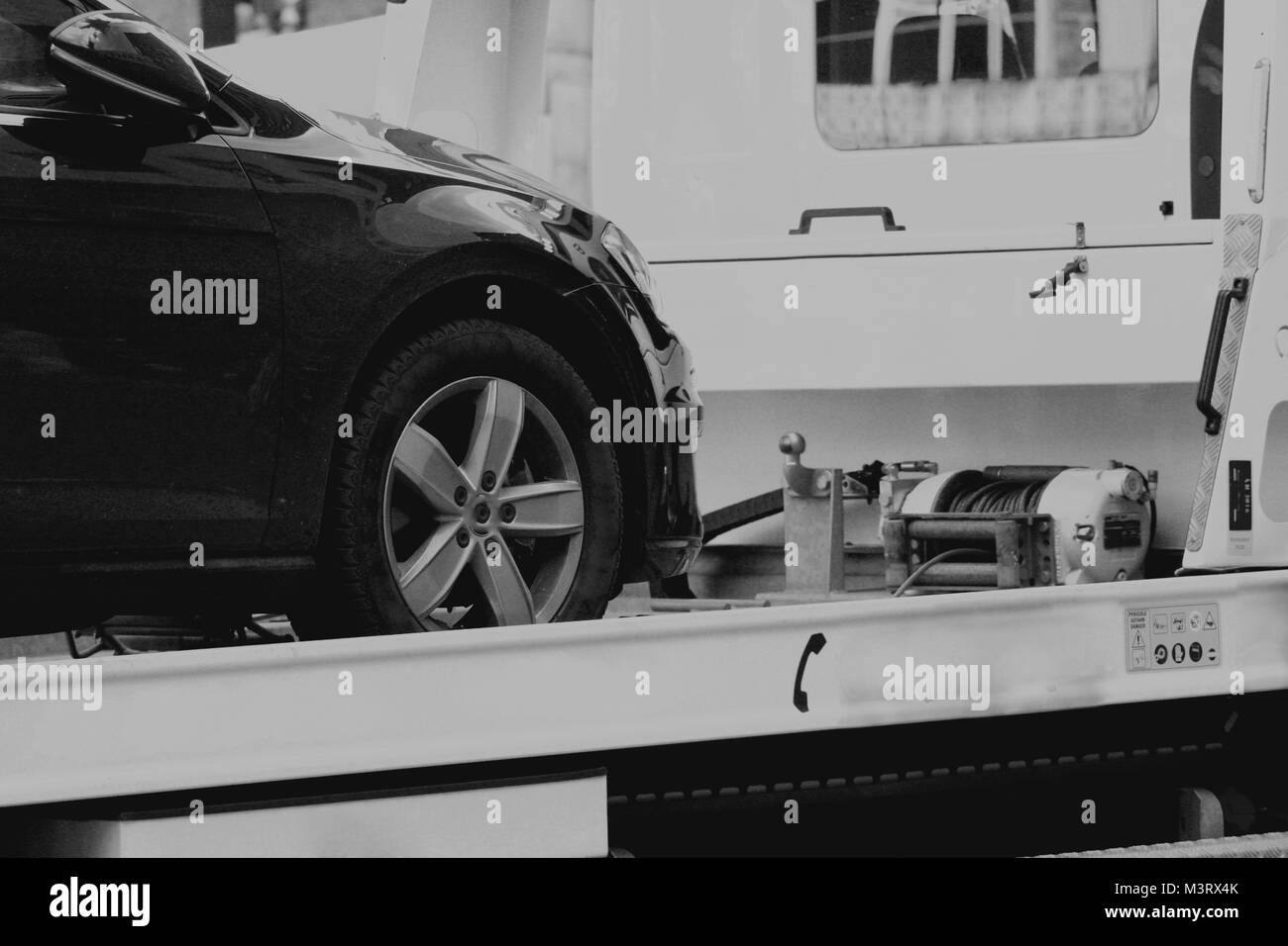 Neues Auto im Schlepptau Track transportiert Stockfoto