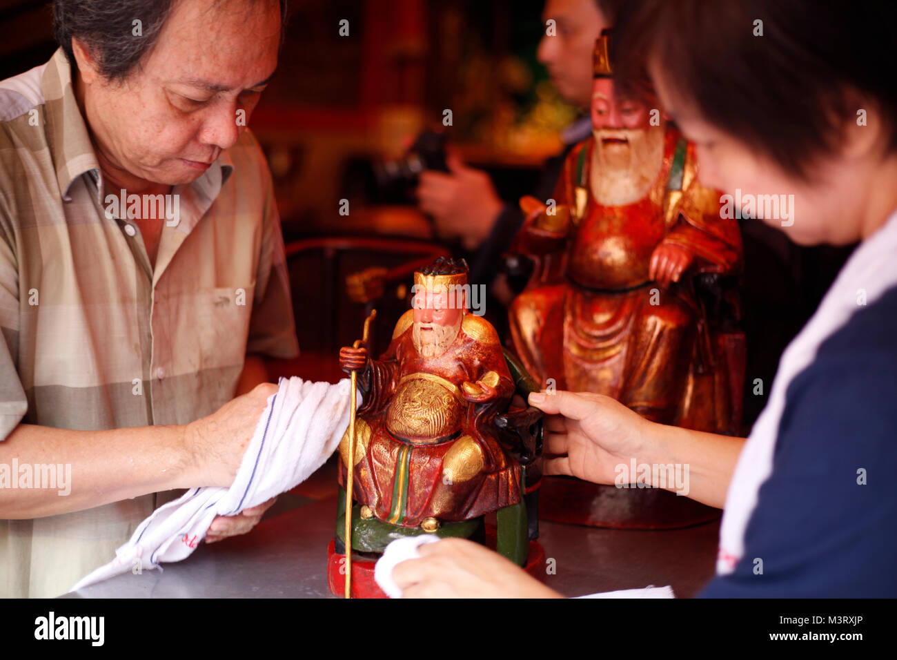 Bogor, Indonesien. 11 Feb, 2018. Arbeitnehmer Reinigung der 'rupang' in der Dhanagun Tample, Suryakencana, Bogor. Tätigkeiten zu Waschen oder Reinigen der Altar und die 'rupang' zielt darauf ab, die Seele zu reinigen und Verstand für chinesische Bürger, die das Ritual des neue Jahr Neujahr. Credit: Adriana Adinandra/Pacific Press/Alamy leben Nachrichten Stockfoto