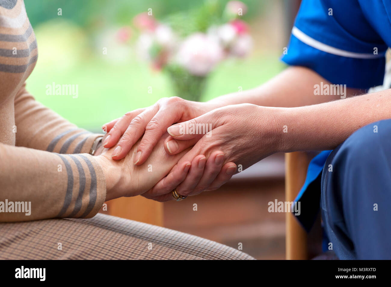 Caring Hands Krankenschwester Komfort, um einen Patienten zu Hause Stockfoto
