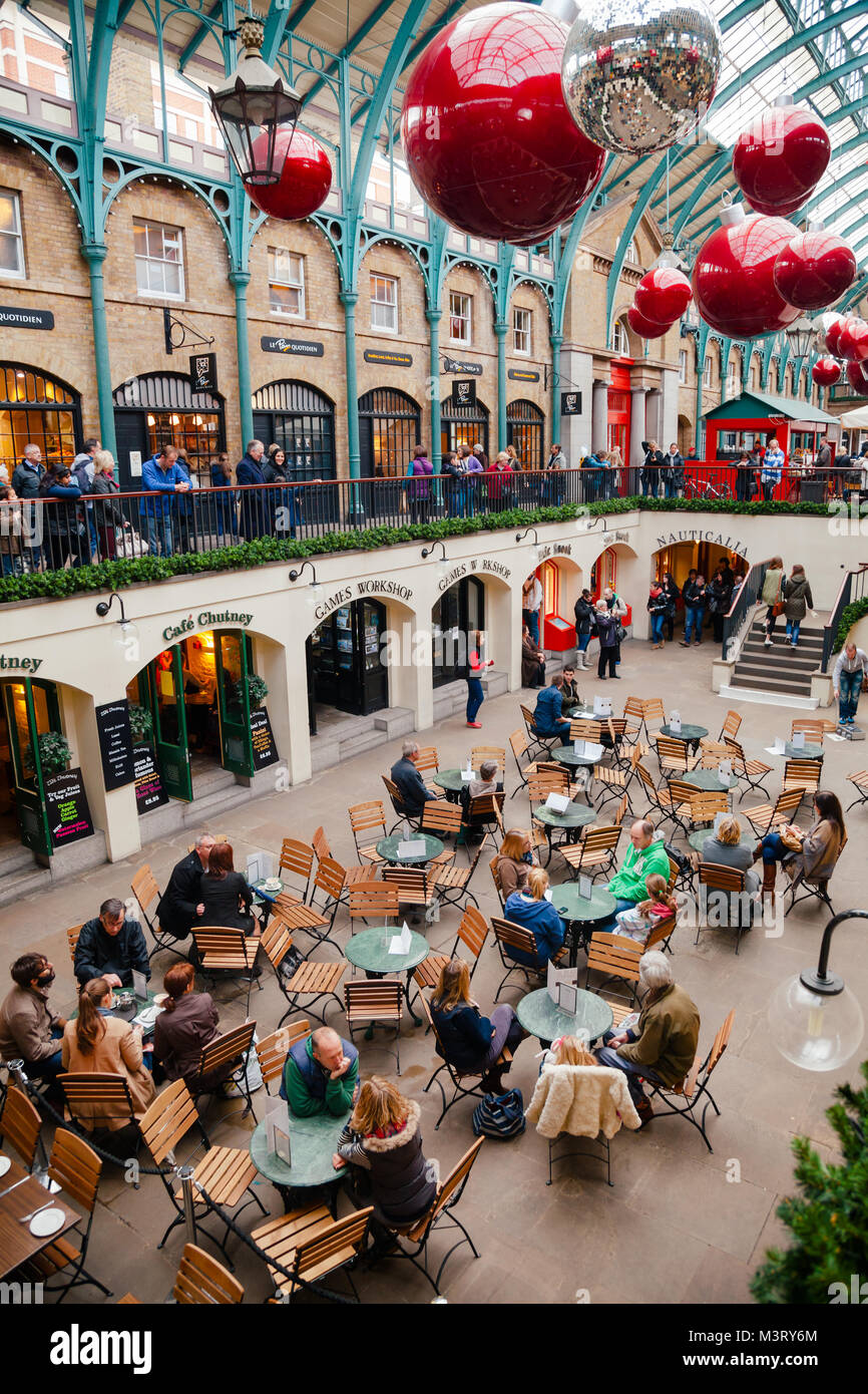 LONDON, Großbritannien - 31.Oktober 2012: Besucher am Covent Garden Market, eine der touristischen Attraktionen in London Stockfoto