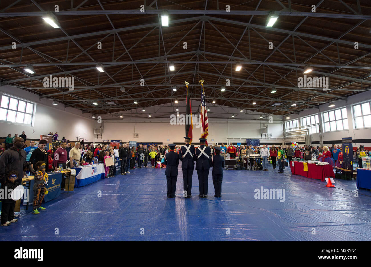 Mitglieder der Ramstien Air Base Junior Reserve Officers' Training Corp zeigen die Farben für ein Publikum während einer roten Schleife laufen Superhero5k Veranstaltung in Sembach, Kaserne am Okt. 17, 2015. Die 5K laufen, zur Unterstützung der Red Ribbon Woche, ist der älteste und größte Kampagne zur Suchtprävention in den Vereinigten Staaten. (DoD News Foto: USAF SSgt Brian Kimball) 151017-F-QP 401-043 von DoD News Fotos Stockfoto