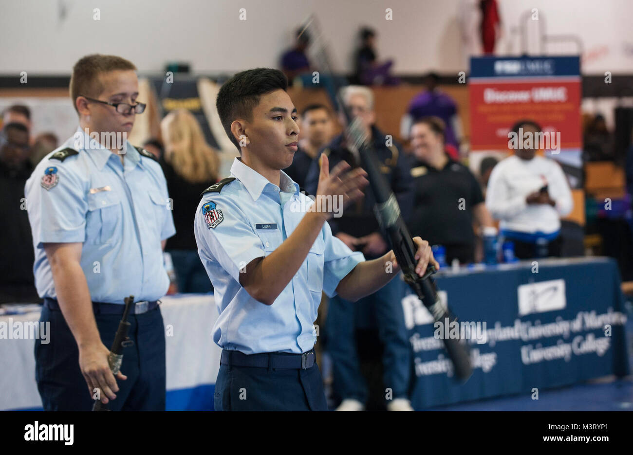 Mitglieder der Ramstien Air Base Junior Reserve Officers' Training Corp für ein Publikum während einer roten Schleife laufen Superhero5k Veranstaltung in Sembach, Kaserne am Okt. 17, 2015 durchführen. Die 5K laufen, zur Unterstützung der Red Ribbon Woche, ist der älteste und größte Kampagne zur Suchtprävention in den Vereinigten Staaten. (DoD News Foto: USAF SSgt Brian Kimball) 151017-F-QP 401-018 von DoD News Fotos Stockfoto