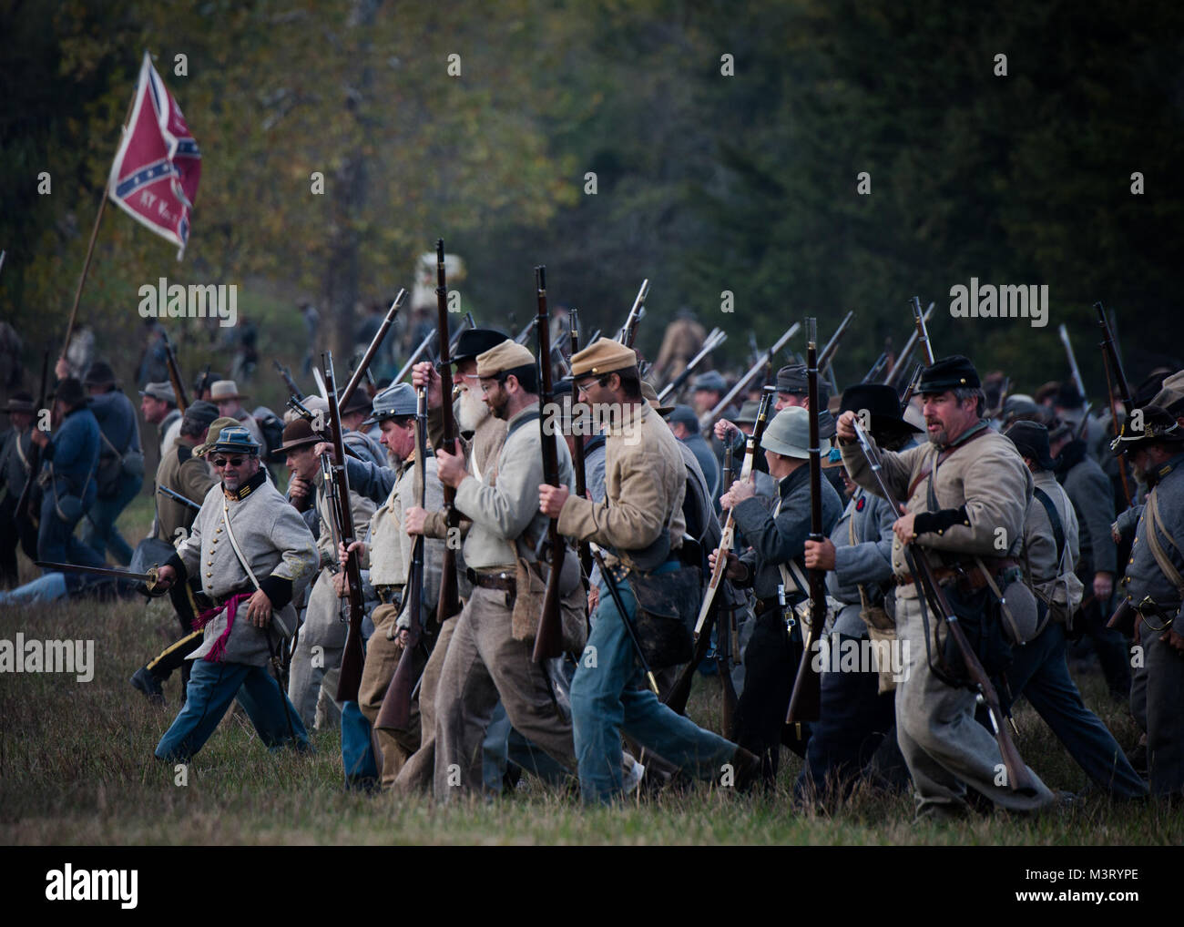 Mitglieder der konföderierten Truppen weg zur Schlacht der Überraschungsangriff zu Re - die Schlacht von Cedar Creek in Virginia erlassen zu starten. Hunderte von Re-enactors kam in den beiden teilzunehmen - Tag Ereignis für den 151. Jahrestag der Bürgerkrieg Schlacht in Virginia. (U.S. Air Force Foto/Staff Sgt. Andrew Lee) 151017-F-NL 936-1380 durch AirmanMagazine Stockfoto