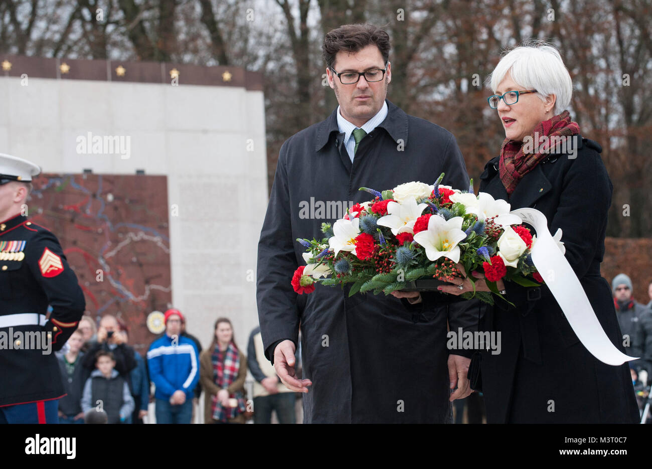 Helen Patton, Enkelin von General George Patton, legt einen Kranz am Grab  des Großvaters während eines Veterans Day Event auf dem Luxemburger  Amerikanischer Militärfriedhof in Luxemburg am Nov. 11, 2015. Die  Veranstaltung
