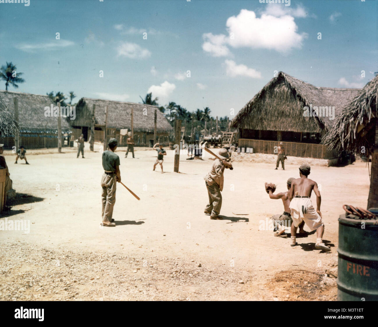 80-G-K-6644: Japanische Kriegsgefangene auf Guam baseball POW Stockade 1945 spielen. Offizielle U.S. Navy Foto, jetzt in den Sammlungen der National Archives. 80-G-K-6644_24118941217_o Stockfoto