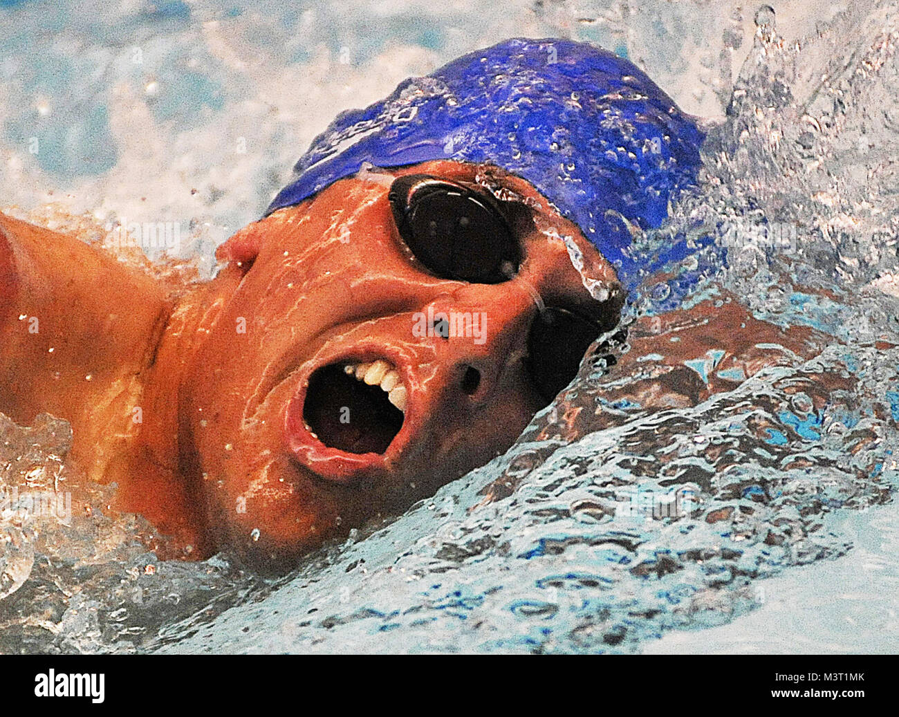 Us Air Force 1 Lt Ryan McGuire in Richtung Ziellinie während Krieger Spiele 2012 Schwimmen an der US Air Force Academy in Colorado Springs, Colo (U.S. Air Force Foto von Val Gempis) WarriorGames019 von AirmanMagazine Stockfoto