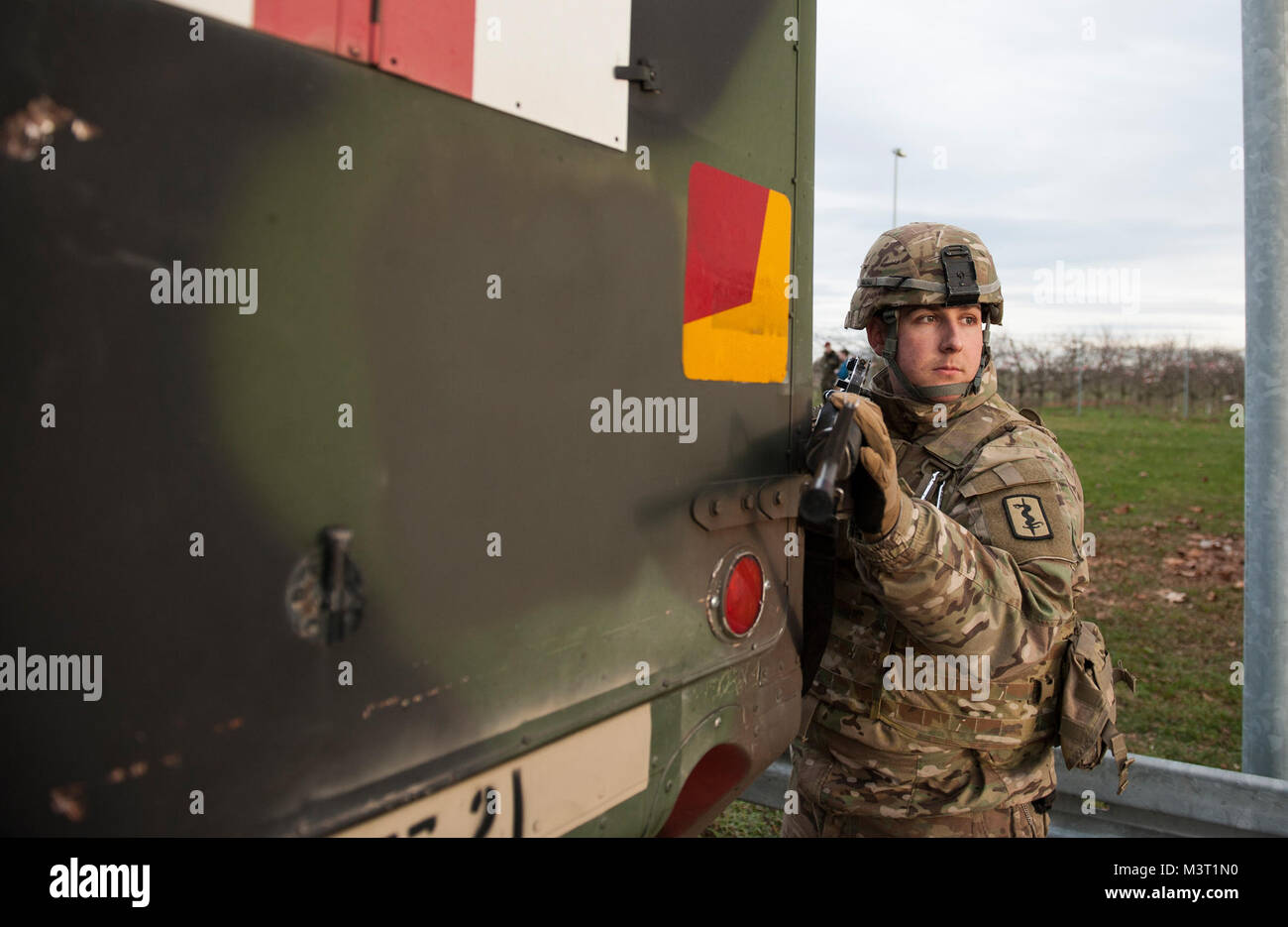 Ein Mitglied der 557th Medical Company bietet Abdeckung Unterstützung für seine medizinischen Teams, wie sie in einem simulierten Patienten während einer 30 medizinische Brigade" Med Schock" Übung in Wiesbaden, Deutschland am 31.01.27, 2017 entfernt. Die Übung, die amerikanischen und die deutschen militärischen medizinischen Personal für einen 4-tägigen Intensivkurs Ereignis, das die Soldaten auf ihre multinationalen Einsatz Bereitschaft und Bereich Medical Service Support Funktionen getestet. (DoD Nachrichten Foto durch TSgt Brian Kimball) 160127-F-QP 401-073 von DoD News Fotos Stockfoto