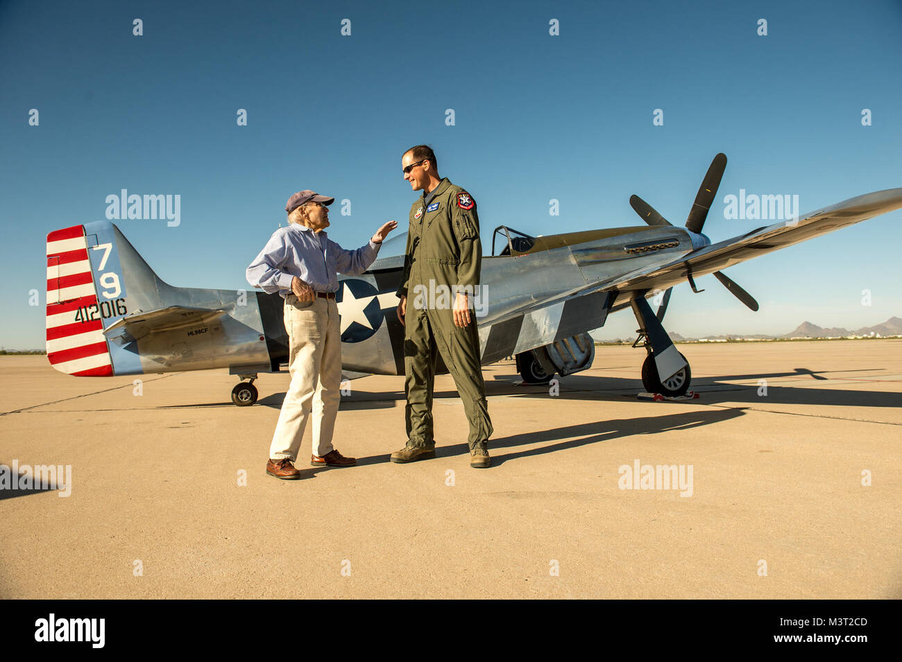 Oberst James Meger, rechts, Kommandeur der 355 Fighter Wing, hört sie einen Krieg Geschichte von Bill Lyons, 94, ein ehemaliger P-51D Pilot mit der 357 Fighter Squadron, 355 Fighter Group in England während des zweiten Weltkriegs erzählt. Die Piloten gesprochen auf dem Flug Linie, während es für die Öffentlichkeit geöffnet war, bevor die Praxis Flüge im Heritage Flight Training Kurs an der Davis-Monthan AFB, Tucson, Ariz., Feb 5, 2016 begann. (U.S. Air Force Foto von J.M. Eddins jr.) 160305-F-LW 859-012 durch AirmanMagazine Stockfoto