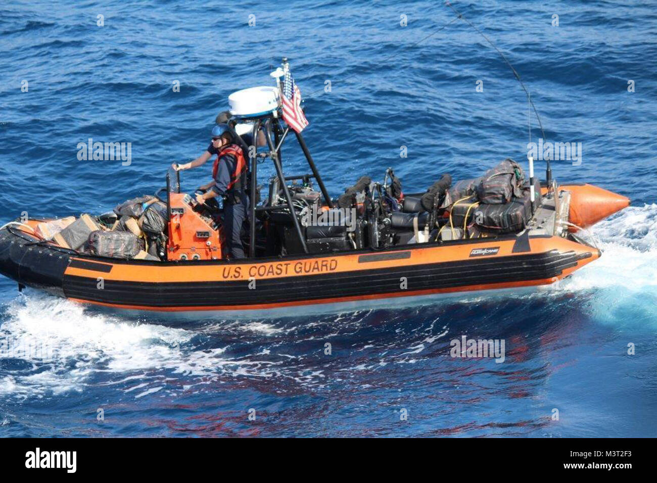 Coast Guard Cutter Valiant crew Transporte beschlagnahmten Schmuggelware aus einem der acht Schiffen untersagt während Ihres 8-wöchigen Patrouille im östlichen Pazifik. Vor der Heimreise zu Naval Station Mayport, Florida, 9. März 2016, der Cutter beschlagnahmt rund $ 141 Mio. im Wert von Schmuggelware. Diese Zähler - Droge Verbote wurden als Teil der Operation Martillo, einer internationalen Operation auf den Austausch von Informationen und in der Luft, Land und See Assets aus dem US-Verteidigungsministerium, das Heimatschutzministerium und Westlichen Hemisphäre und Europäischen Par Stockfoto