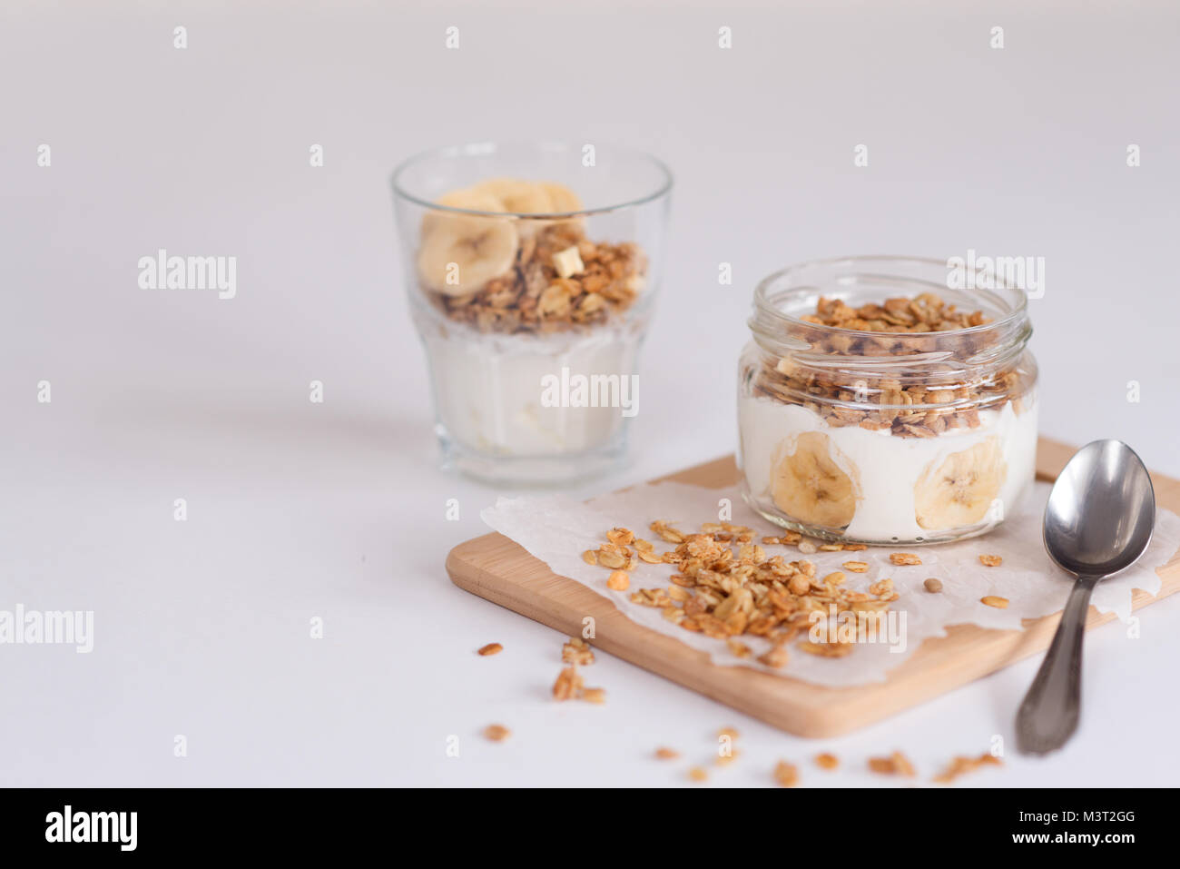 Zutaten für selbstgemachte Haferflocken Müsli im Glas. Haferflocken, Honig, Rosinen und Nüssen. Gesundes Frühstück Konzept mit kopieren Stockfoto