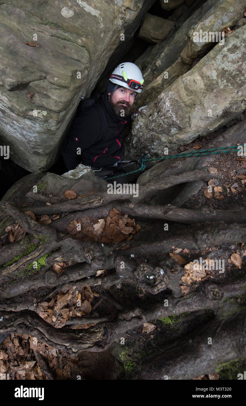 Herr Chris McCarthy, ein Bergsteigen Guide mit US-Militär Outdoor Recreation (ODR), stößt in eine Höhle während eines ODR Reise in das nationale Netz von Wanderwegen, die im Großherzogtum Luxemburg am März 20, 2016 gefördert. Mitglieder der klettern Partei waren erforderlich, um den entsprechenden klettern Helm und Gurt zu tragen, um zu verhindern, dass mögliche Verletzungen wie traumatische Hirnverletzungen (TBI). TBI Bewusstsein ist im Laufe des Monats März in den Hoffnungen der Verbreitung des Traumas und potenziell Vermeidung künftiger Fälle beobachtet. (DoD Nachrichten Foto durch TSgt Brian Kimball) 160320-F-QP Stockfoto