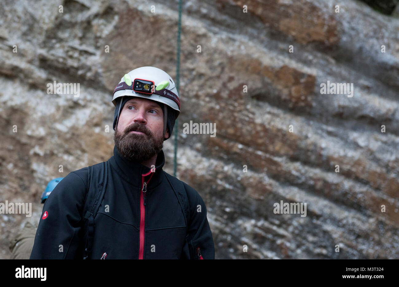 Herr Chris McCarthy, ein Bergsteigen Guide mit US-Militär Outdoor Recreation (ODR), beauftragt eine kletternde Gruppe auf korrekte Techniken stoßen vor der Abwehr von ungefähr 35 Fuß Felswand während einer ODR Reise in das nationale Netz von Wanderwegen, die im Großherzogtum Luxemburg am März 20, 2016 gefördert. Mitglieder der klettern Partei waren erforderlich, um den entsprechenden klettern Helm und Gurt zu tragen, um zu verhindern, dass mögliche Verletzungen wie traumatische Hirnverletzungen (TBI). TBI Bewusstsein ist im Laufe des Monats März in den Hoffnungen der Verbreitung des Traumas beobachtet Stockfoto