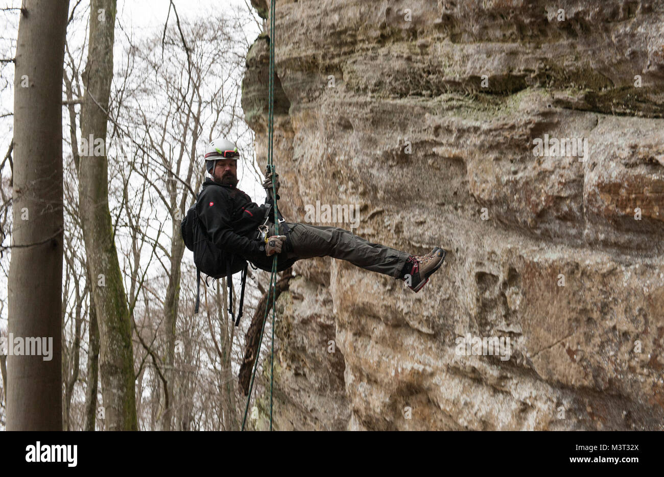 Herr Chris McCarthy, ein Bergsteigen Guide mit US-Militär Outdoor Recreation (ODR), stößt von ungefähr 35 Fuß Felswand während einer ODR Reise in das nationale Netz von Wanderwegen, die im Großherzogtum Luxemburg am März 20, 2016 gefördert. Mitglieder der klettern Partei waren erforderlich, um den entsprechenden klettern Helm und Gurt zu tragen, um zu verhindern, dass mögliche Verletzungen wie traumatische Hirnverletzungen (TBI). TBI Bewusstsein ist im Laufe des Monats März in den Hoffnungen der Verbreitung des Traumas und potenziell Vermeidung künftiger Fälle beobachtet. (DoD Nachrichten Foto durch TSgt Stockfoto