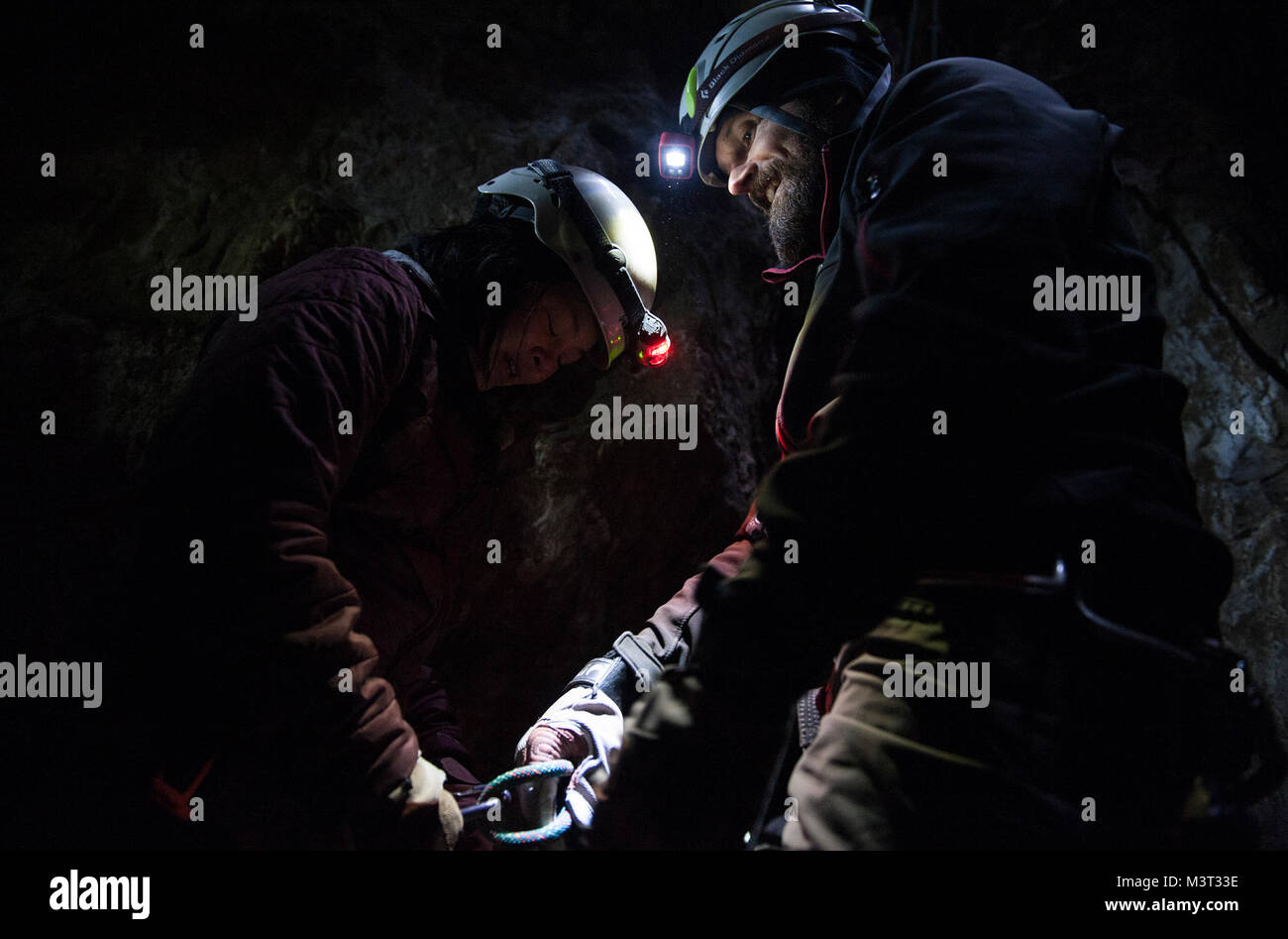 Herr Chris McCarthy (rechts), ein Bergsteigen Guide mit US-Militär Outdoor Recreation (ODR), unterstützt die US Air Force Staff Sergeant Phuong Lim (links) mit ihrem Karabiner vor dem Aufstieg aus einer Höhle während eines ODR Reise in das nationale Netz von Wanderwegen, die im Großherzogtum Luxemburg am März 20, 2016 gefördert. Mitglieder der klettern Partei waren erforderlich, um den entsprechenden klettern Helm und Gurt zu tragen, um zu verhindern, dass mögliche Verletzungen wie traumatische Hirnverletzungen (TBI). TBI Bewusstsein ist im Laufe des Monats März in den Hoffnungen der Verbreitung des Traumas beobachtet Stockfoto