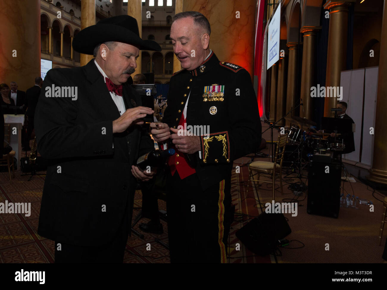 WASHINGTON (6. April 2015) Marine Gen. Joe Dunford, Vorsitzender des Generalstabs, interagiert mit den Gästen in der Tragödie das Programm zur Unterstützung von Überlebenden (TAPS) Ehrengarde Gala im National Building Museum statt. Die Mission der Taps ist zur laufenden Peer-basierte emotionale Unterstützung für alle diejenigen, die Trauer über den Tod von jemandem, der starb, während in den Streitkräften Dienst leisten. (DoD Foto von Marine Petty Officer 2nd class Jesse A. Hyatt) 160406-N-XJ 695-111 von DoD News Fotos Stockfoto