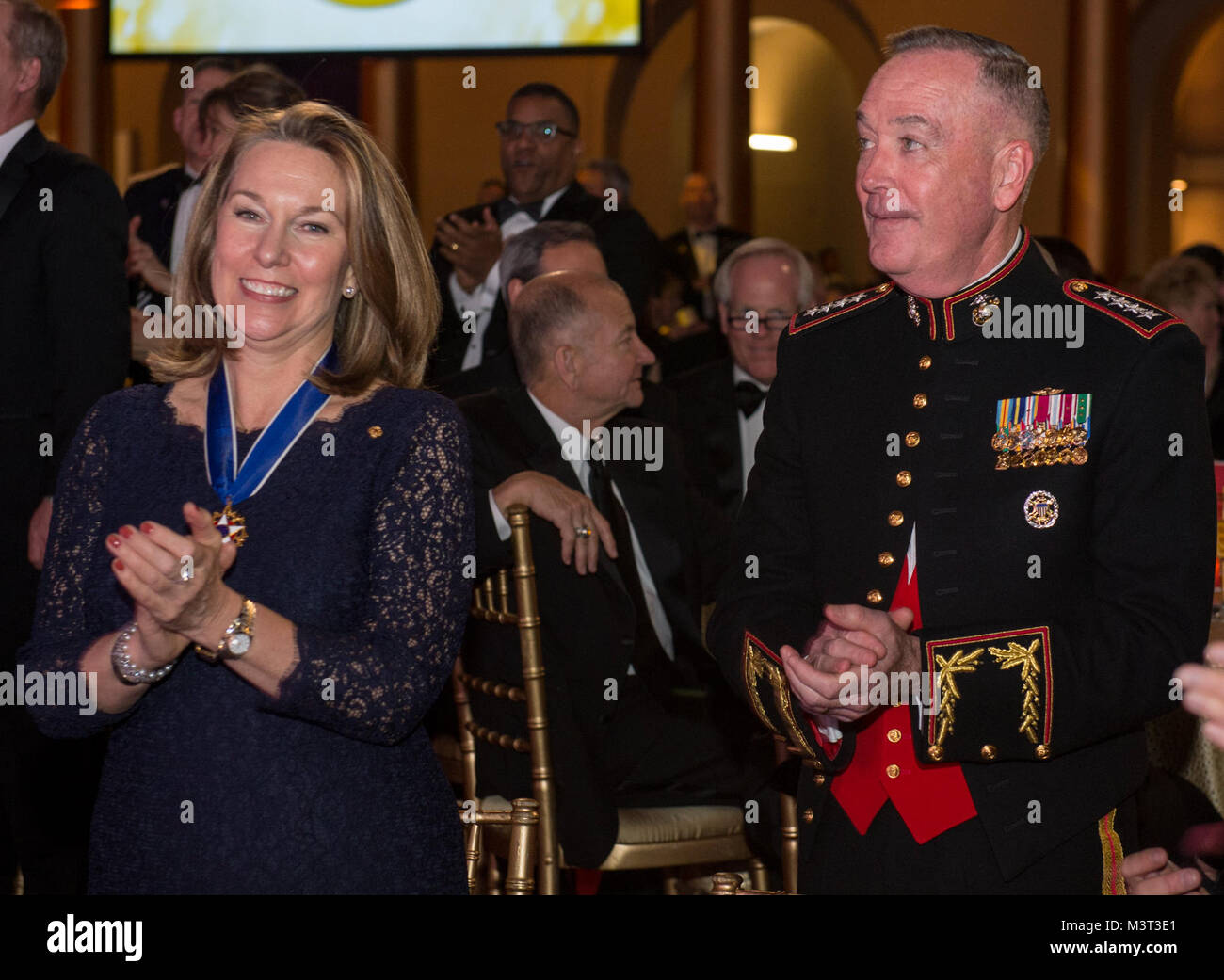 WASHINGTON (6. April 2015) Bonnie Carroll, Gründer und Präsident von Tragödie das Programm zur Unterstützung von Überlebenden (TAPS), und Marine Gen. Joe Dunford, Vorsitzender des Generalstabs, klatschen auf die WASSERHÄHNE Ehrengarde Gala im National Building Museum statt. Die Mission der Taps ist zur laufenden Peer-basierte emotionale Unterstützung für alle diejenigen, die Trauer über den Tod von jemandem, der starb, während in den Streitkräften Dienst leisten. (DoD Foto von Marine Petty Officer 2nd class Jesse A. Hyatt) 160406-N-XJ 695-298 von DoD News Fotos Stockfoto