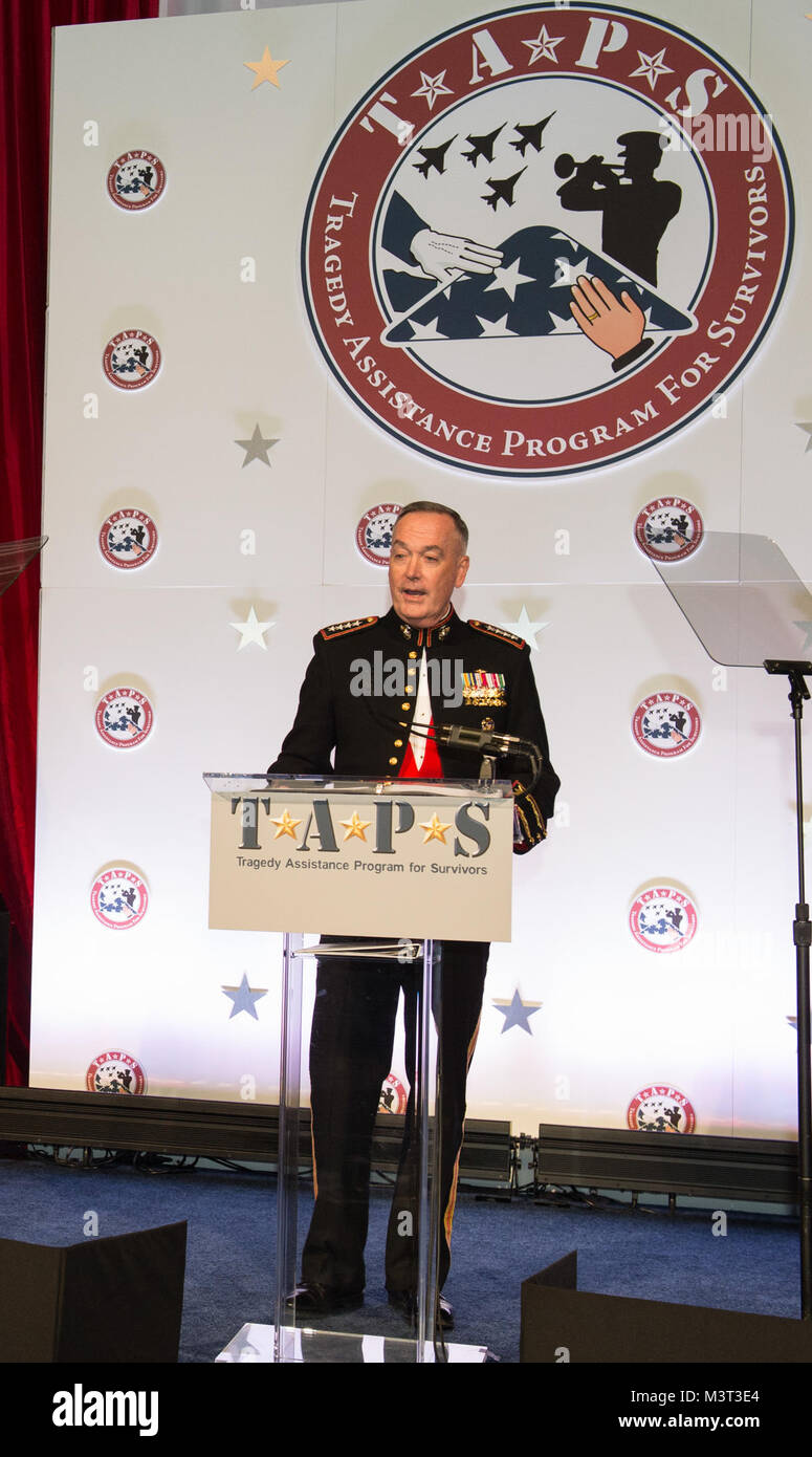WASHINGTON (6. April 2015) Marine Gen. Joe Dunford, Vorsitzender des Generalstabs, spricht an der Tragödie das Programm zur Unterstützung von Überlebenden (TAPS) Ehrengarde Gala im National Building Museum statt. Die Mission der Taps ist zur laufenden Peer-basierte emotionale Unterstützung für alle diejenigen, die Trauer über den Tod von jemandem, der starb, während in den Streitkräften Dienst leisten. (DoD Foto von Marine Petty Officer 2nd class Jesse A. Hyatt) 160406-N-XJ 695-373 von DoD News Fotos Stockfoto