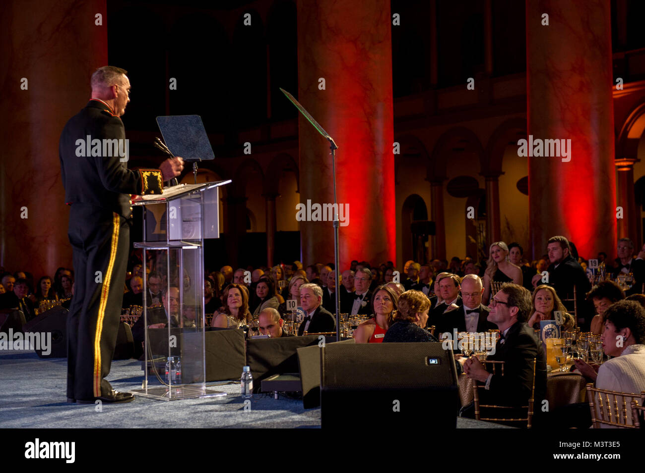 WASHINGTON (6. April 2015) Marine Gen. Joe Dunford, Vorsitzender des Generalstabs, spricht an der Tragödie das Programm zur Unterstützung von Überlebenden (TAPS) Ehrengarde Gala im National Building Museum statt. Die Mission der Taps ist zur laufenden Peer-basierte emotionale Unterstützung für alle diejenigen, die Trauer über den Tod von jemandem, der starb, während in den Streitkräften Dienst leisten. (DoD Foto von Marine Petty Officer 2nd class Jesse A. Hyatt) 160406-N-XJ 695-404 von DoD News Fotos Stockfoto