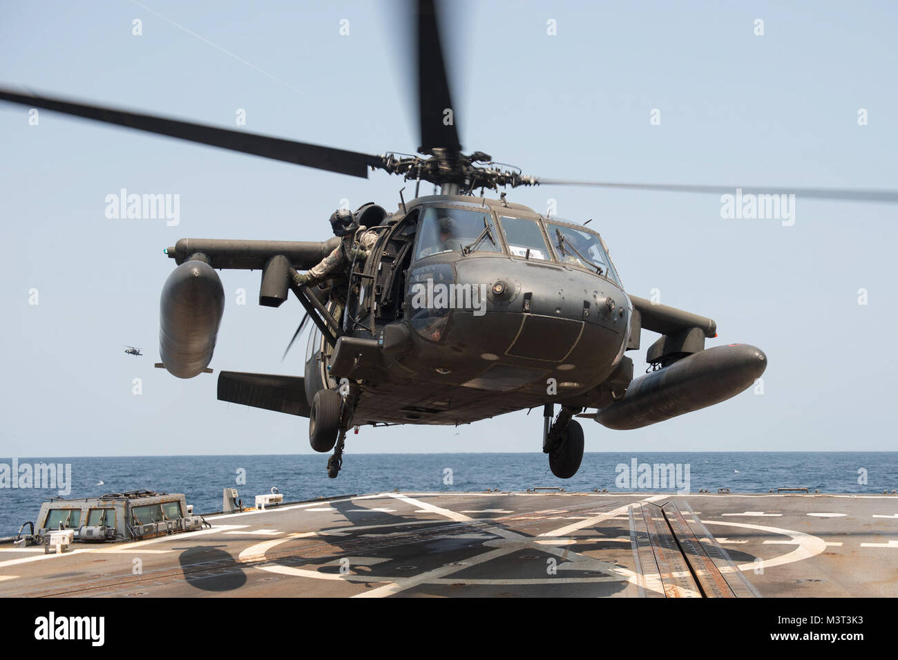 160414-N-MD 297-072 PAZIFISCHEN OZEAN (14. April 2016) Eine Armee UH-60 Blackhawk Hubschrauber vom 1 Battalion, 228Th Aviation Regiment landet auf dem Flugdeck an Bord der Arleigh-Burke-Klasse geführte Anti-raketen-Zerstörer USS Lassen (DDG82) während der Durchführung deck Landung Qualifikationen (DLQs). Lassen derzeit zur Unterstützung der Operation Martillo, eine gemeinsame Operation mit der U.S. Coast Guard und Partner Nationen innerhalb der Flotte Verantwortungsbereich im Gange. Betrieb Martillo wird durch Joint Interagency Task Force Süd, zur Unterstützung des US Southern Command geführt. (U.S. Marine Foto von Masse Communic Stockfoto