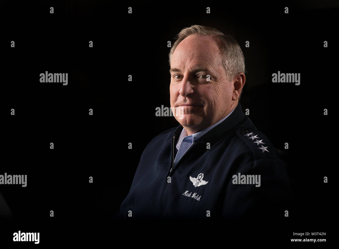 Gen. Mark A. Waliser III ist Stabschef der US Air Force, Washington, D.C., und posiert für ein Portrait in seinem Büro. Als Chief, er dient als der ältere uniformierten Air Force Officer verantwortlich für die Organisation, Ausbildung und Ausrüstung der 664,000 aktiven - Aufgabe, Schutz, Finden und zivilen Kräfte in den Vereinigten Staaten und in Übersee. Als Mitglied des Generalstabs, der allgemeinen und andere Service leiter Funktion als militärischer Berater des Verteidigungsministers, der nationalen Sicherheit und des Präsidenten. (U.S. Air Force Foto/Staff Sgt. Vernon Junge jr.) 160427-F-IO 684-071 von Ai Stockfoto