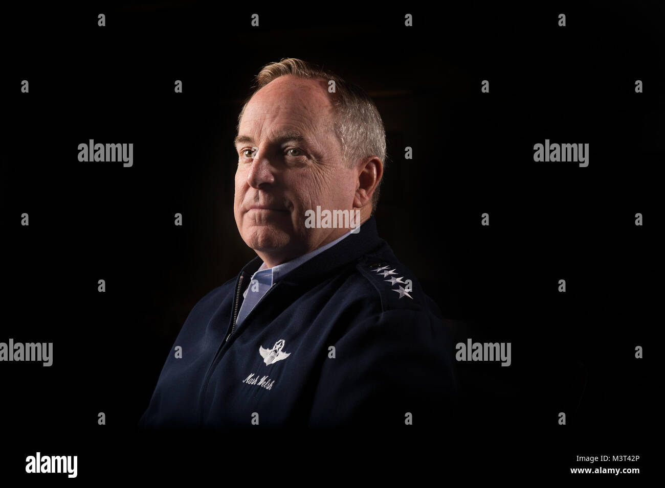 Gen. Mark A. Waliser III ist Stabschef der US Air Force, Washington, D.C., und posiert für ein Portrait in seinem Büro. Als Chief, er dient als der ältere uniformierten Air Force Officer verantwortlich für die Organisation, Ausbildung und Ausrüstung der 664,000 aktiven - Aufgabe, Schutz, Finden und zivilen Kräfte in den Vereinigten Staaten und in Übersee. Als Mitglied des Generalstabs, der allgemeinen und andere Service leiter Funktion als militärischer Berater des Verteidigungsministers, der nationalen Sicherheit und des Präsidenten. (U.S. Air Force Foto/Staff Sgt. Vernon Junge jr.) 160427-F-IO 684-072 von Ai Stockfoto