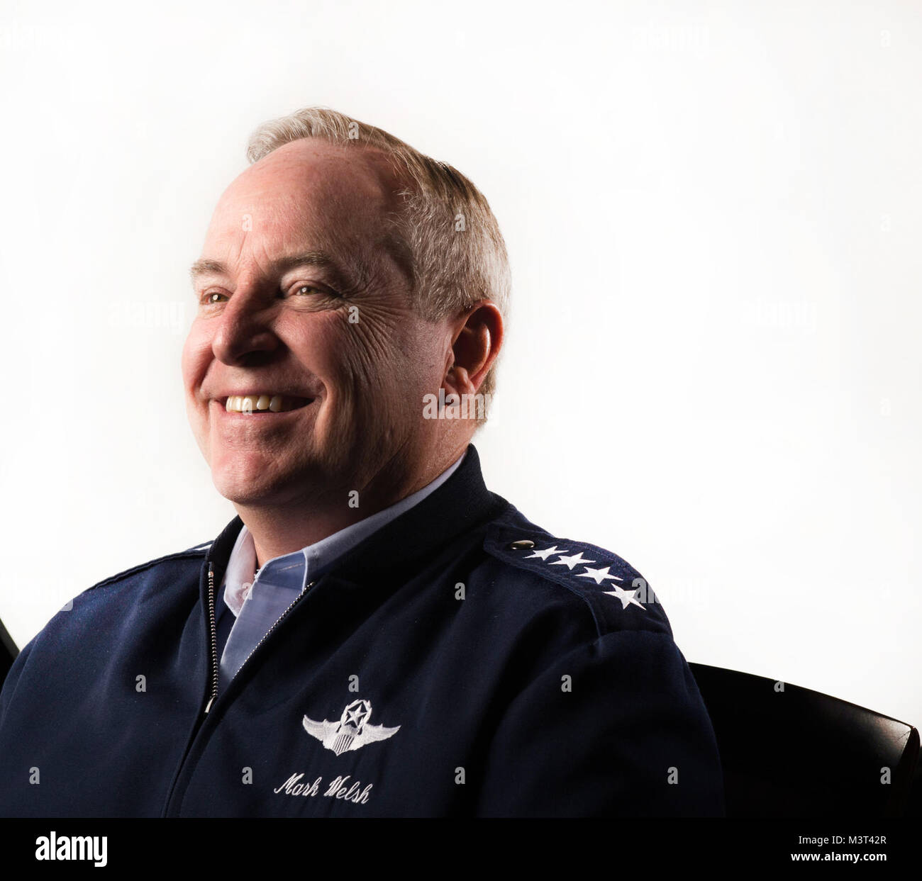 Gen. Mark A. Waliser III ist Stabschef der US Air Force, Washington, D.C., und posiert für ein Portrait in seinem Büro. Als Chief, er dient als der ältere uniformierten Air Force Officer verantwortlich für die Organisation, Ausbildung und Ausrüstung der 664,000 aktiven - Aufgabe, Schutz, Finden und zivilen Kräfte in den Vereinigten Staaten und in Übersee. Als Mitglied des Generalstabs, der allgemeinen und andere Service leiter Funktion als militärischer Berater des Verteidigungsministers, der nationalen Sicherheit und des Präsidenten. (U.S. Air Force Foto/Staff Sgt. Vernon Junge jr.) 160427-F-IO 684-075 von Ai Stockfoto
