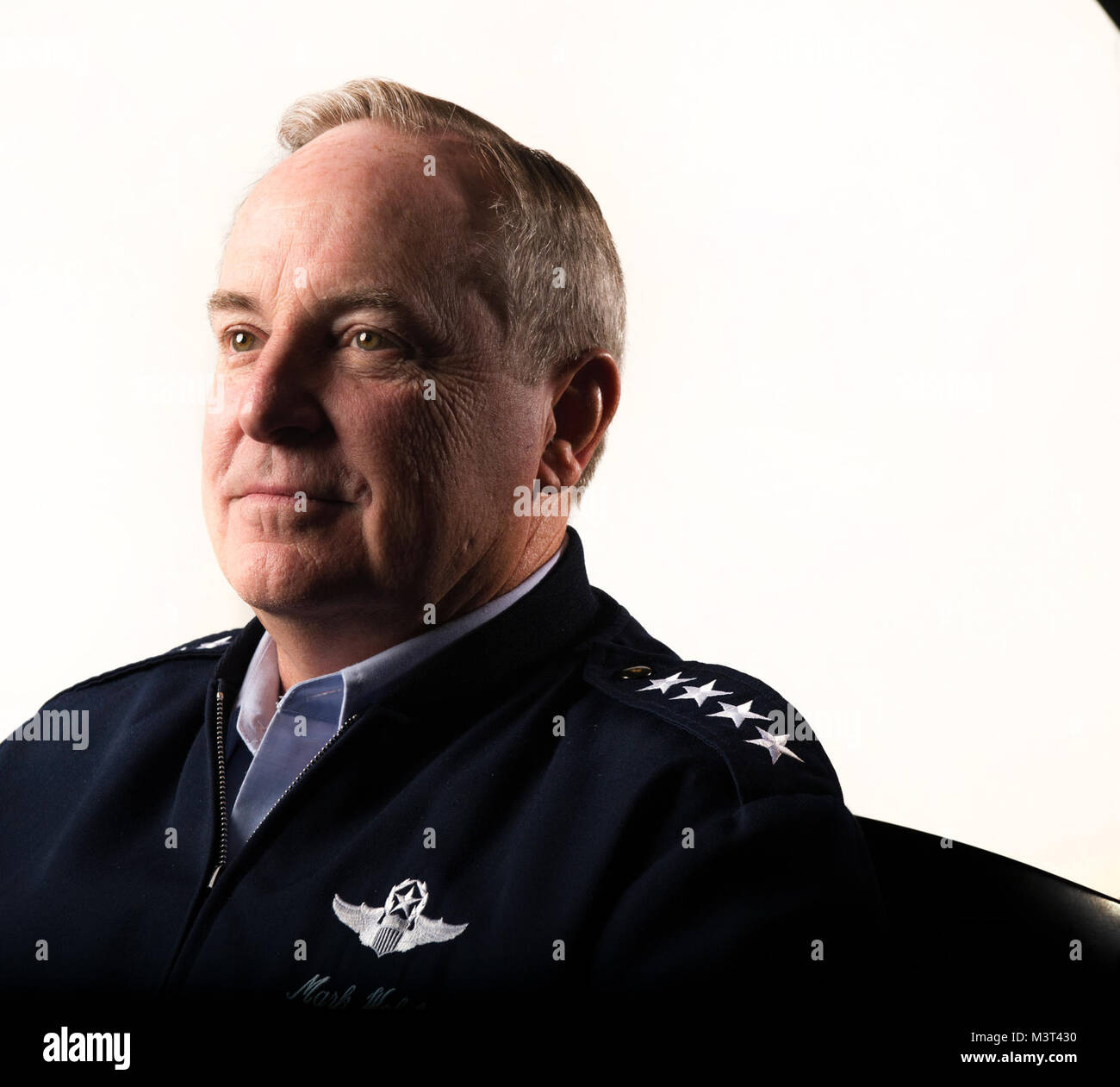 Gen. Mark A. Waliser III ist Stabschef der US Air Force, Washington, D.C., und posiert für ein Portrait in seinem Büro. Als Chief, er dient als der ältere uniformierten Air Force Officer verantwortlich für die Organisation, Ausbildung und Ausrüstung der 664,000 aktiven - Aufgabe, Schutz, Finden und zivilen Kräfte in den Vereinigten Staaten und in Übersee. Als Mitglied des Generalstabs, der allgemeinen und andere Service leiter Funktion als militärischer Berater des Verteidigungsministers, der nationalen Sicherheit und des Präsidenten. (U.S. Air Force Foto/Staff Sgt. Vernon Junge jr.) 160427-F-IO 684-078 von Ai Stockfoto