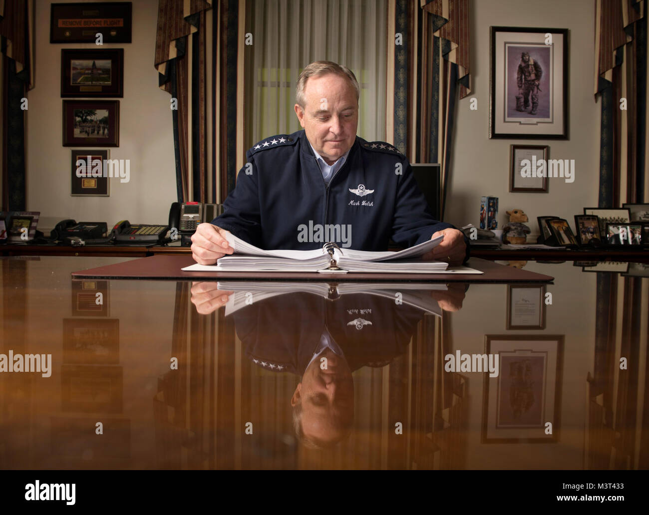 Gen. Mark A. Waliser III ist Stabschef der US Air Force, Washington, D.C., und posiert für ein Portrait in seinem Büro. Als Chief, er dient als der ältere uniformierten Air Force Officer verantwortlich für die Organisation, Ausbildung und Ausrüstung der 664,000 aktiven - Aufgabe, Schutz, Finden und zivilen Kräfte in den Vereinigten Staaten und in Übersee. Als Mitglied des Generalstabs, der allgemeinen und andere Service leiter Funktion als militärischer Berater des Verteidigungsministers, der nationalen Sicherheit und des Präsidenten. (U.S. Air Force Foto/Staff Sgt. Vernon Junge jr.) 160427-F-IO 684-089 von Ai Stockfoto
