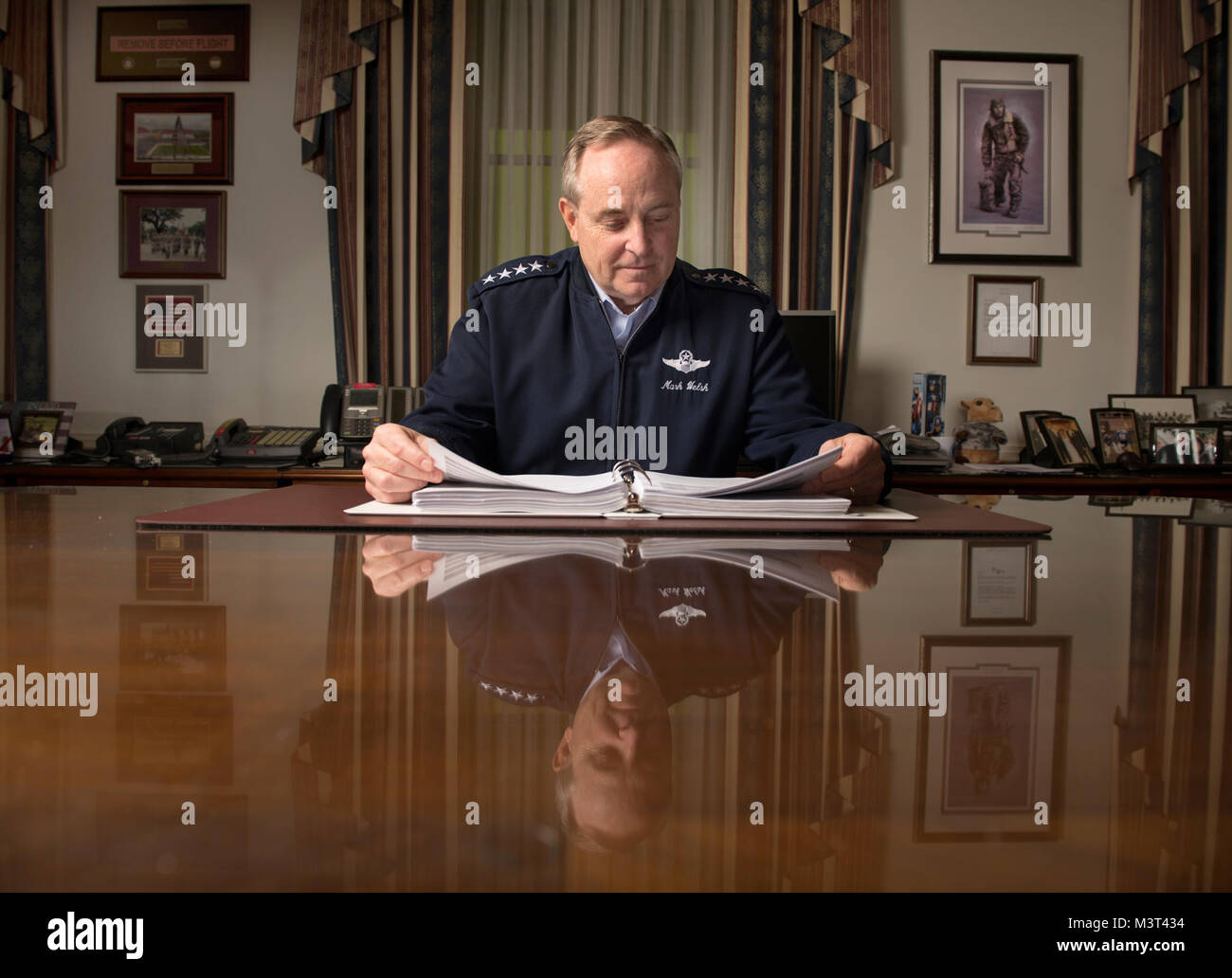 Gen. Mark A. Waliser III ist Stabschef der US Air Force, Washington, D.C., und posiert für ein Portrait in seinem Büro. Als Chief, er dient als der ältere uniformierten Air Force Officer verantwortlich für die Organisation, Ausbildung und Ausrüstung der 664,000 aktiven - Aufgabe, Schutz, Finden und zivilen Kräfte in den Vereinigten Staaten und in Übersee. Als Mitglied des Generalstabs, der allgemeinen und andere Service leiter Funktion als militärischer Berater des Verteidigungsministers, der nationalen Sicherheit und des Präsidenten. (U.S. Air Force Foto/Staff Sgt. Vernon Junge jr.) 160427-F-IO 684-089 1 durch Stockfoto