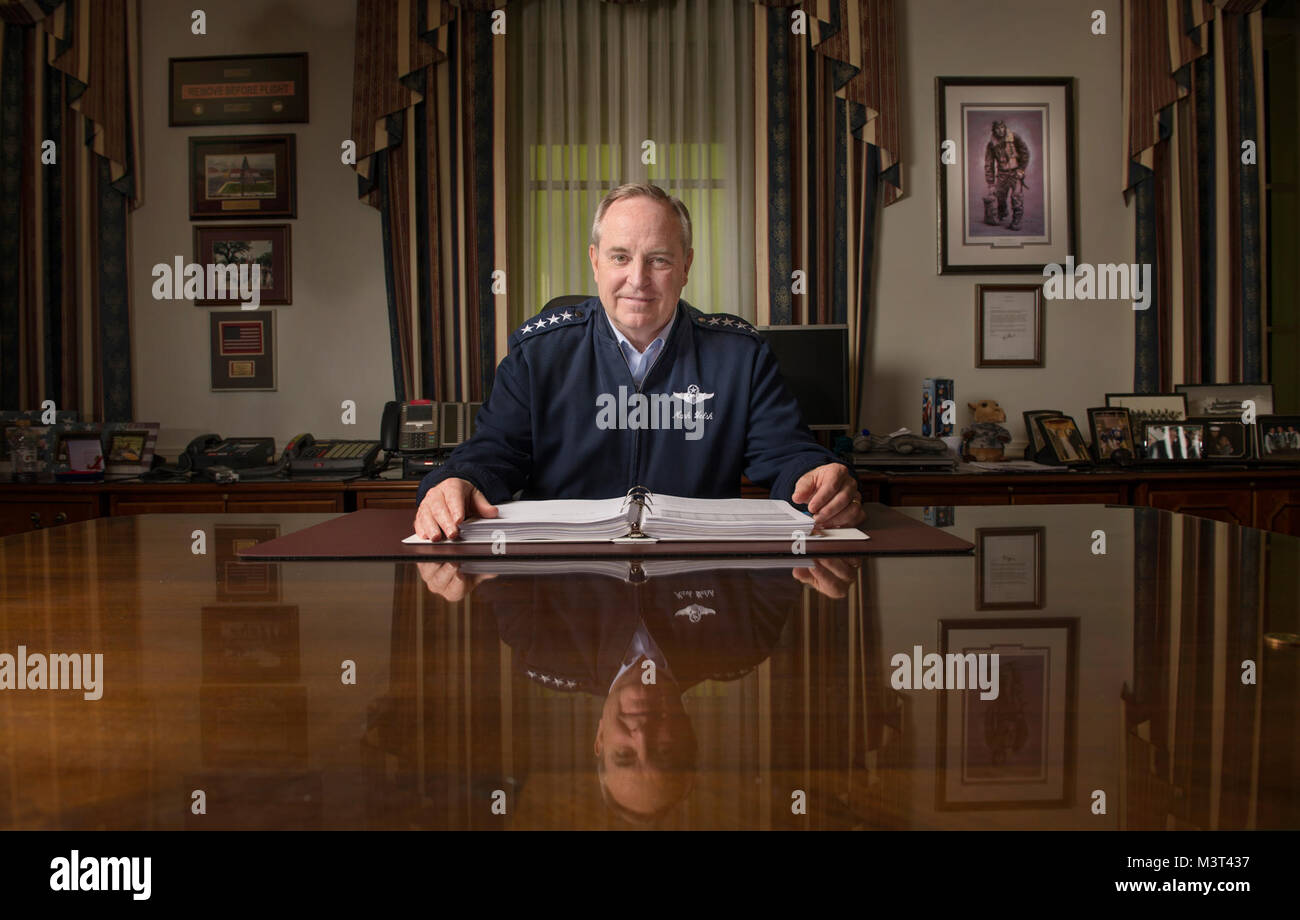 Gen. Mark A. Waliser III ist Stabschef der US Air Force, Washington, D.C., und posiert für ein Portrait in seinem Büro. Als Chief, er dient als der ältere uniformierten Air Force Officer verantwortlich für die Organisation, Ausbildung und Ausrüstung der 664,000 aktiven - Aufgabe, Schutz, Finden und zivilen Kräfte in den Vereinigten Staaten und in Übersee. Als Mitglied des Generalstabs, der allgemeinen und andere Service leiter Funktion als militärischer Berater des Verteidigungsministers, der nationalen Sicherheit und des Präsidenten. (U.S. Air Force Foto/Staff Sgt. Vernon Junge jr.) 160427-F-IO 684-095 von Ai Stockfoto