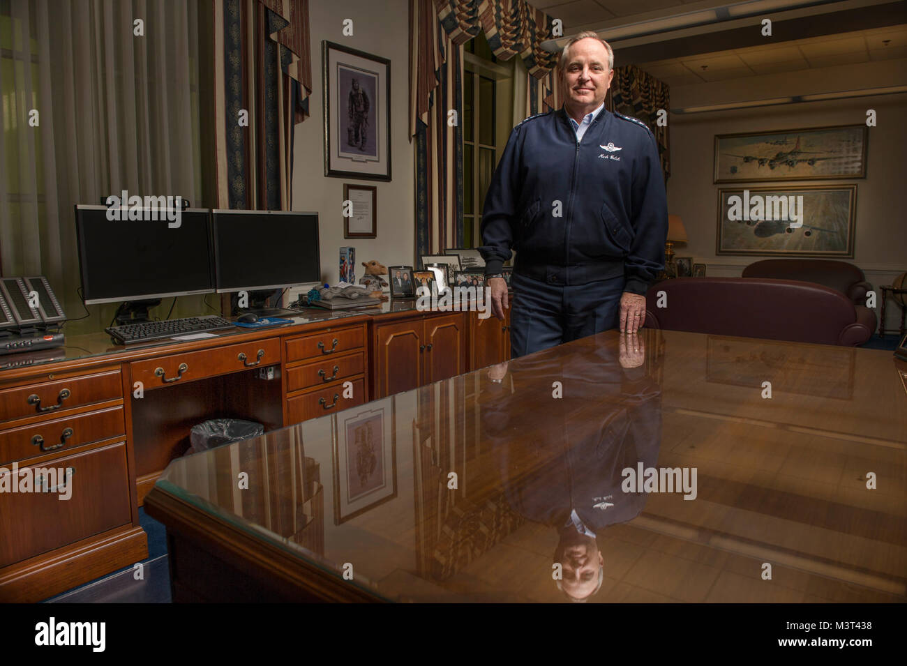 Gen. Mark A. Waliser III ist Stabschef der US Air Force, Washington, D.C., und posiert für ein Portrait in seinem Büro. Als Chief, er dient als der ältere uniformierten Air Force Officer verantwortlich für die Organisation, Ausbildung und Ausrüstung der 664,000 aktiven - Aufgabe, Schutz, Finden und zivilen Kräfte in den Vereinigten Staaten und in Übersee. Als Mitglied des Generalstabs, der allgemeinen und andere Service leiter Funktion als militärischer Berater des Verteidigungsministers, der nationalen Sicherheit und des Präsidenten. (U.S. Air Force Foto/Staff Sgt. Vernon Junge jr.) 160427-F-IO 684-101 von Ai Stockfoto