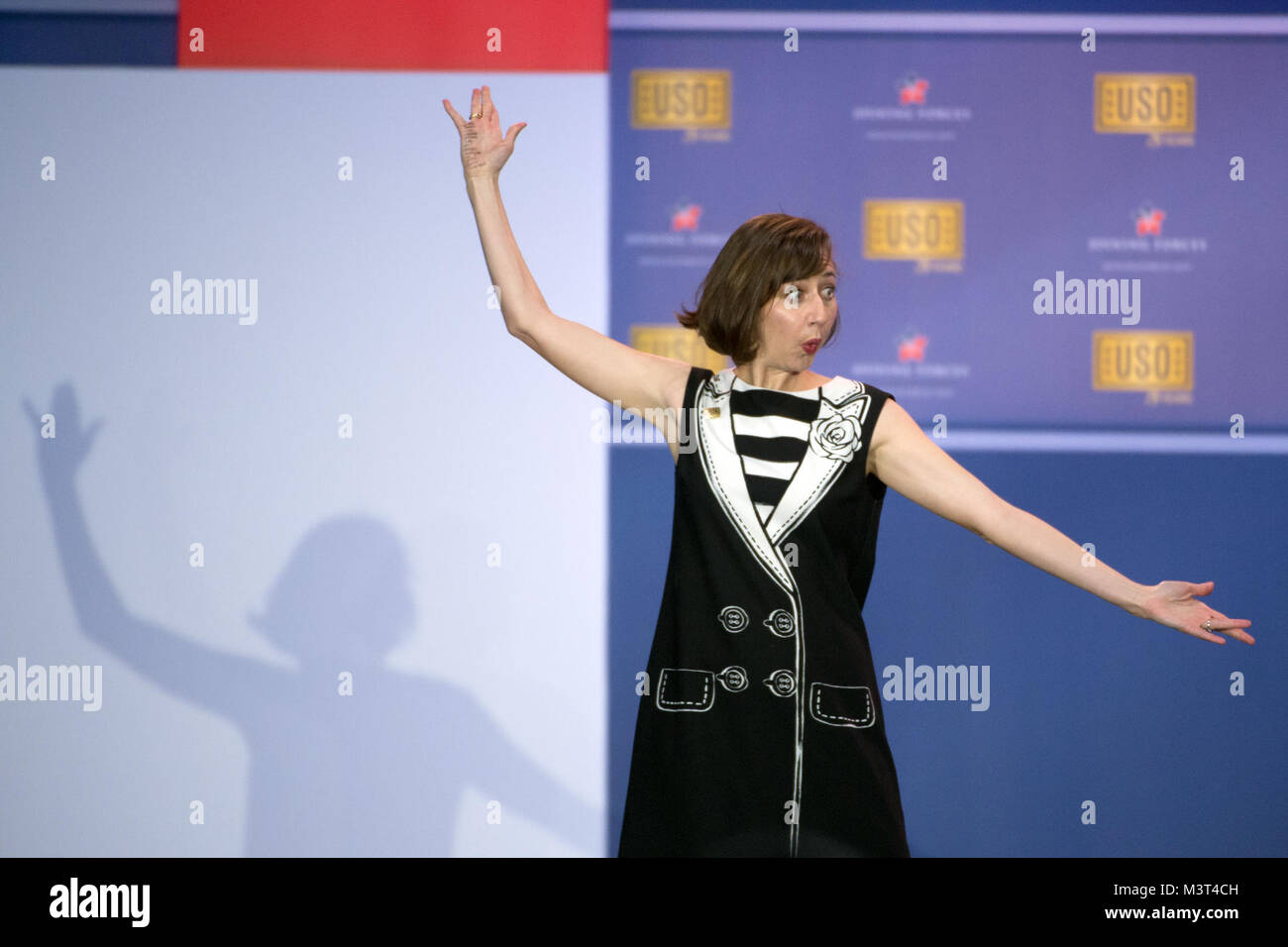 Schauspieler Kristen Schaal führt während der Comedy Show in der Feier des 75. Jahrestages der USO und der 5. Jahrestag der Kräfte bei Joint Base Andrews in Washington D.C., den 5. Mai 2016. Die Bündelung der Kräfte ist eine Initiative Militärs, Veteranen und deren Familien gegründet von Dr. Jill Biden und der First Lady Michelle Obama zu helfen. (DoD Nachrichten Foto durch EJ Hersom) 160505 - D-DB 155-008 von DoD News Fotos Stockfoto
