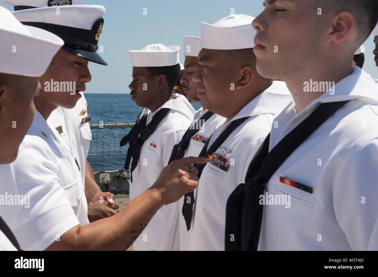 150511-N-MD 297-028 PAZIFISCHER OZEAN (11. Mai 2016) Chief Logistikspezialisten Llord Bainco, führenden Chief Petty Officer der Supply Abteilung an Bord der Arleigh-Burke-Klasse Lenkwaffen-zerstörer USS Lassen (DDG82), prüft Fachkraft für Lagerlogistik 2. Klasse Albrian Crisostomo während einer einheitlichen Kontrolle auf der shipÕs Flight Deck. Lassen derzeit zur Unterstützung der Operation Martillo, eine gemeinsame Operation mit der U.S. Coast Guard und Partner Nationen innerhalb der Flotte Verantwortungsbereich im Gange. Betrieb Martillo wird durch Joint Interagency Task Force Süd, zur Unterstützung der US-amerikanischen Süden led Stockfoto