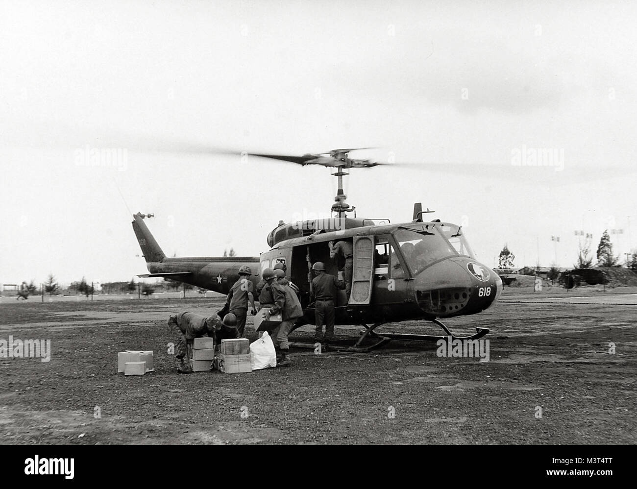 Republik Vietnam Soldaten laden extra Munition auf Ein UH-1H Huey für die Truppen im Feld. (U.S. Armee Archiv Foto) VietnamHuey008 von AirmanMagazine Stockfoto