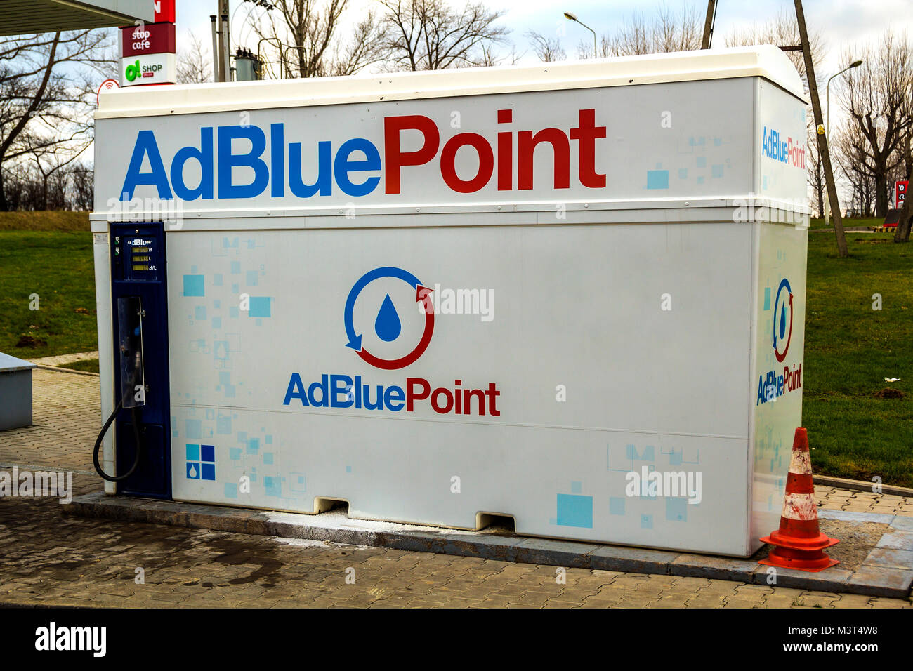 Die AdBlue Tank an der Tankstelle auf der Autobahn Raststätte. AdBlue ist eine dieselabgase Reinigungsflüssigkeit für Lkw, Pkw und Busse. Stockfoto