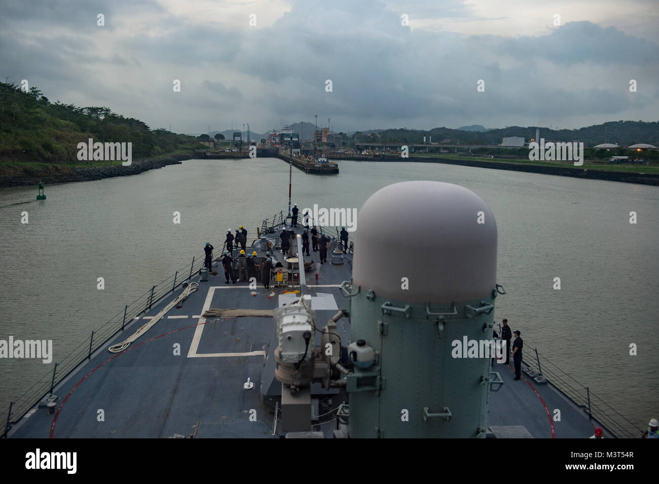 160517-N-MD 297-010 PANAMAKANAL (17. Mai 2016) Der Arleigh-burke-Klasse geführte Anti-raketen-Zerstörer USS Lassen (DDG82) gelangt in den Panamakanal, als sie in das Karibische Meer Transite. Lassen derzeit zur Unterstützung der Operation Martillo, eine gemeinsame Operation mit der U.S. Coast Guard und Partner Nationen innerhalb der Flotte Verantwortungsbereich im Gange. Betrieb Martillo wird durch Joint Interagency Task Force Süd, zur Unterstützung des US Southern Command geführt. (U.S. Marine Foto von Mass Communication Specialist 2. Klasse Huey D. Jüngeren jr./Freigegeben) 160517-N-MD 297-010 durch US-amerikanische Seestreitkräfte südlichen Kom Stockfoto