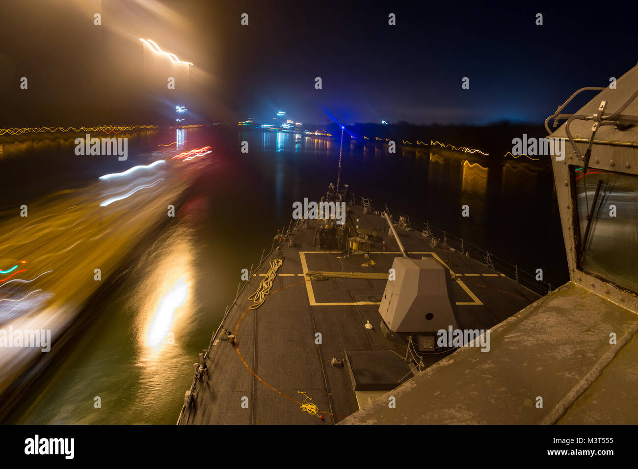 160518-N-MD 297-062 PANAMAKANAL (18. Mai 2016) Der Arleigh-burke-Klasse geführte Anti-raketen-Zerstörer USS Lassen (DDG82) verlässt den Panamakanal, als sie in das Karibische Meer. Lassen derzeit zur Unterstützung der Operation Martillo, eine gemeinsame Operation mit der U.S. Coast Guard und Partner Nationen innerhalb der Flotte Verantwortungsbereich im Gange. Betrieb Martillo wird durch Joint Interagency Task Force Süd, zur Unterstützung des US Southern Command geführt. (U.S. Marine Foto von Mass Communication Specialist 2. Klasse Huey D. Jüngeren jr./Freigegeben) 160518-N-MD 297-062 durch US-amerikanische Seestreitkräfte südlichen Befehl Stockfoto