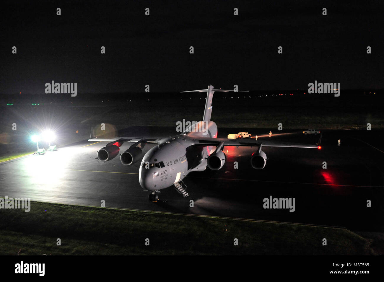 Eine C-17 Globemaster III sitzt auf einer mittleren staging Basis in Mackall Army Airfield, N.C., während gemeinsamer operativer Zugang Übung 12-02 etabliert. JOAX ist ein zwei-wöchigen gewaltsamen Eindringen und Bodenkampf übung, die sich vorbereitet, Flieger und Soldaten zu reagieren Krisen und Eventualitäten weltweit. (U.S. Air Force Foto/Tech. Sgt. Edward Gyokeres) JOAX 12 001 von AirmanMagazine Stockfoto