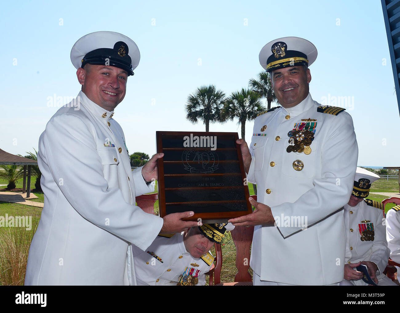 MAYPORT, Fla. (25. Mai 2016) - Senior Chief Sonar Techniker (Oberfläche) Eric Hartley, Links, präsentiert Commander, Destroyer Squadron (DESRON) 40, Kapitän Sam Hancock mit einem Geschenk bei DESRON des Befehls Zeremonie. (U.S. Marine Foto von Mass Communication Specialist 2. Klasse Michael Hendricks/Freigegeben) 160525-N-PQ 607-081 durch US-amerikanische Seestreitkräfte Southern Command  USA 4. Flotte Stockfoto