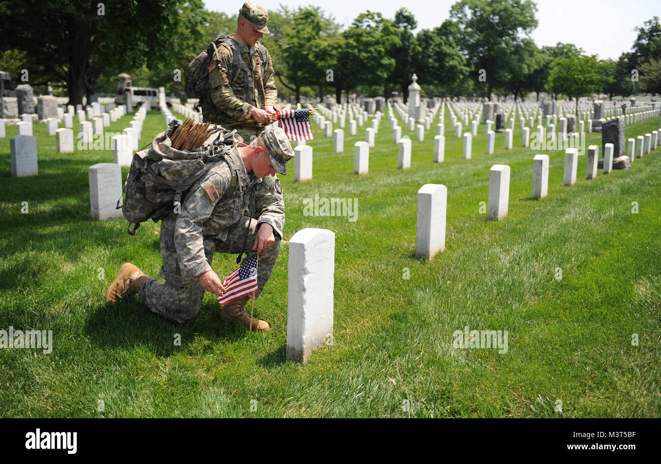 Militärische Ehren gefallene Helden unserer Nation, Soldaten aus dem 3. US-Infanterie Regiment (Die Alte Garde) zahlen ihren Respekt, da Sie "Flags-In" Mission bei den nationalen Friedhof von Arlington, Virginia. Mit mehr als tausend Soldaten teilnehmen, "Flags-In", eine altehrwürdige Tradition, ist reserviert für die Soldaten der 3. US-Infanterie Regiment (Die Alte Garde), eine kleine amerikanische Flagge vor mehr als 230.000 Grabsteinen, jeden Einzelnen auf dem Arlington National Cemetery begraben zu ehren. Alte Garde Soldaten setzte auch eine amerikanische Flagge am Fuß jeder Columbarium zu we Stockfoto