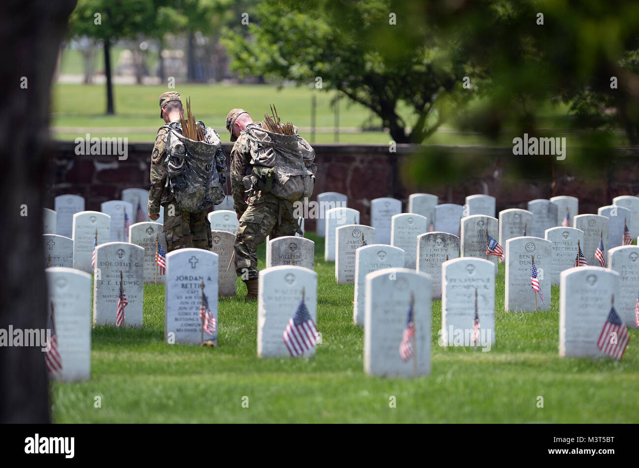 Militärische Ehren gefallene Helden unserer Nation, Soldaten aus dem 3. US-Infanterie Regiment (Die Alte Garde) Durchführung der "Flags-In" Mission bei den nationalen Friedhof von Arlington, Virginia. Mit mehr als tausend Soldaten teilnehmen, "Flags-In", eine altehrwürdige Tradition, ist reserviert für die Soldaten der 3. US-Infanterie Regiment (Die Alte Garde), eine kleine amerikanische Flagge vor mehr als 230.000 Grabsteinen, jeden Einzelnen auf dem Arlington National Cemetery begraben zu ehren. Alte Garde Soldaten setzte auch eine amerikanische Flagge am Fuß jeder Columbarium für die mehr als 400.000 auf das Konto Stockfoto