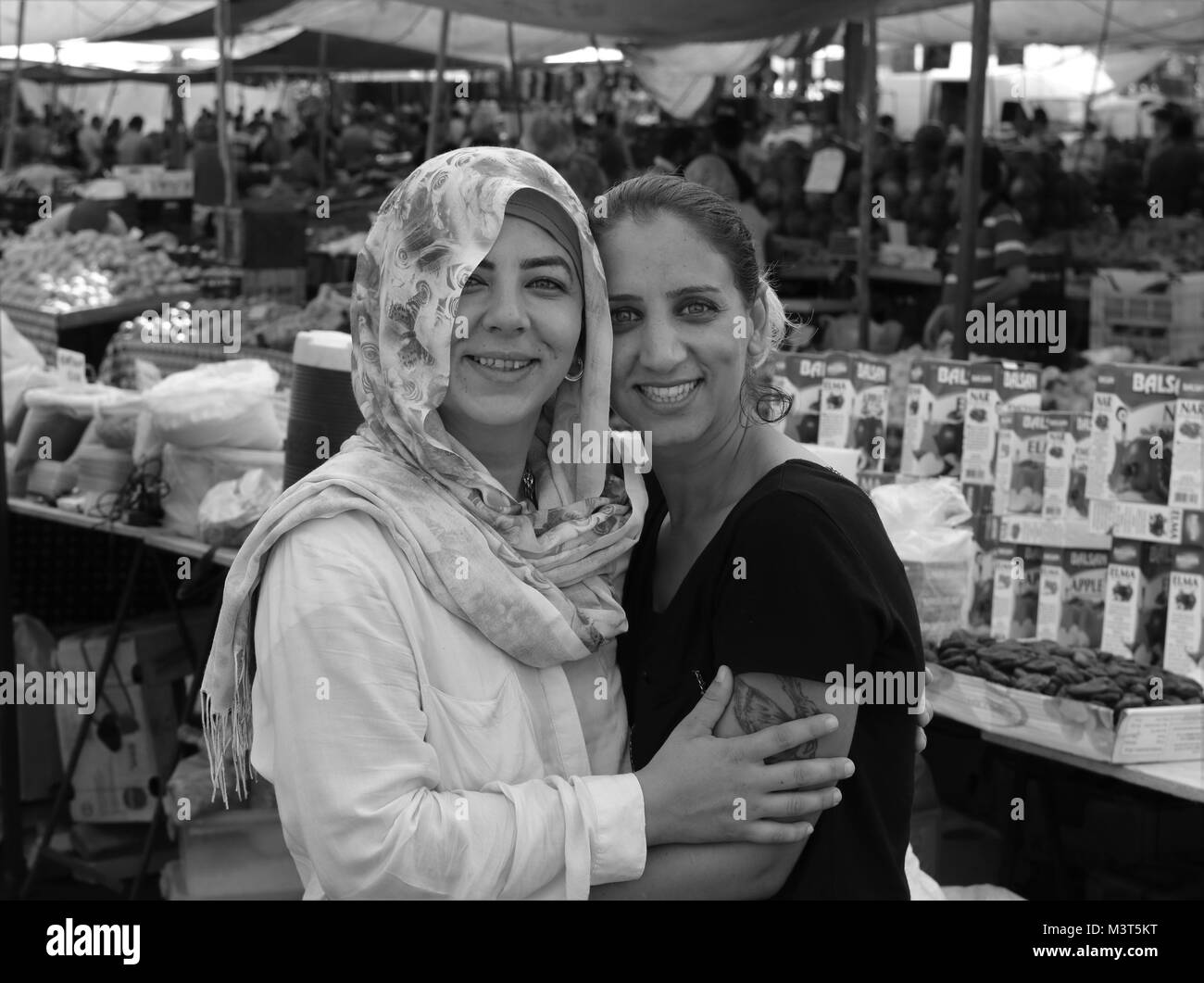 Zwei jungen türkischen Schwestern am lokalen Markt produzieren in Calis, Türkei arbeiten Stockfoto