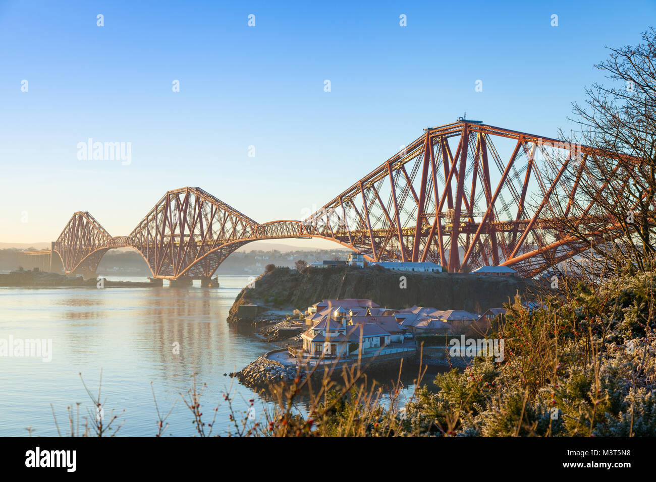 Die Forth Brücke am frühen Morgen von North Queensferry Fife Schottland Stockfoto